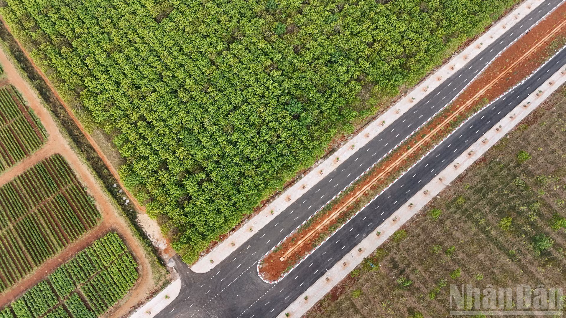 Les travaux de la route ont été lancés à la fin de l’année 2024. À ce jour, après plus d’un an de construction, le volume des travaux réalisés atteint environ 80 % de la valeur contractuelle et la mise en circulation technique a eu lieu le 3 février, à l’occasion du 96ᵉ anniversaire de la fondation du Parti communiste du Vietnam ; l’achèvement et la mise en exploitation complète sont prévus avant le 30 juin 2026.