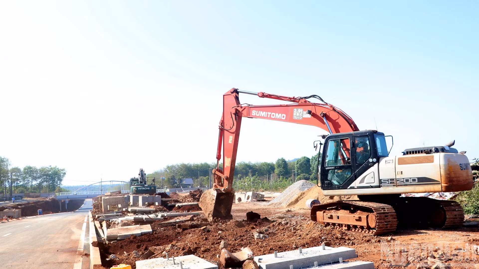 Après la mise en circulation technique, les entreprises poursuivent activement les travaux afin d’achever l’ensemble du projet et de le mettre en exploitation avant le 30 juin 2026.