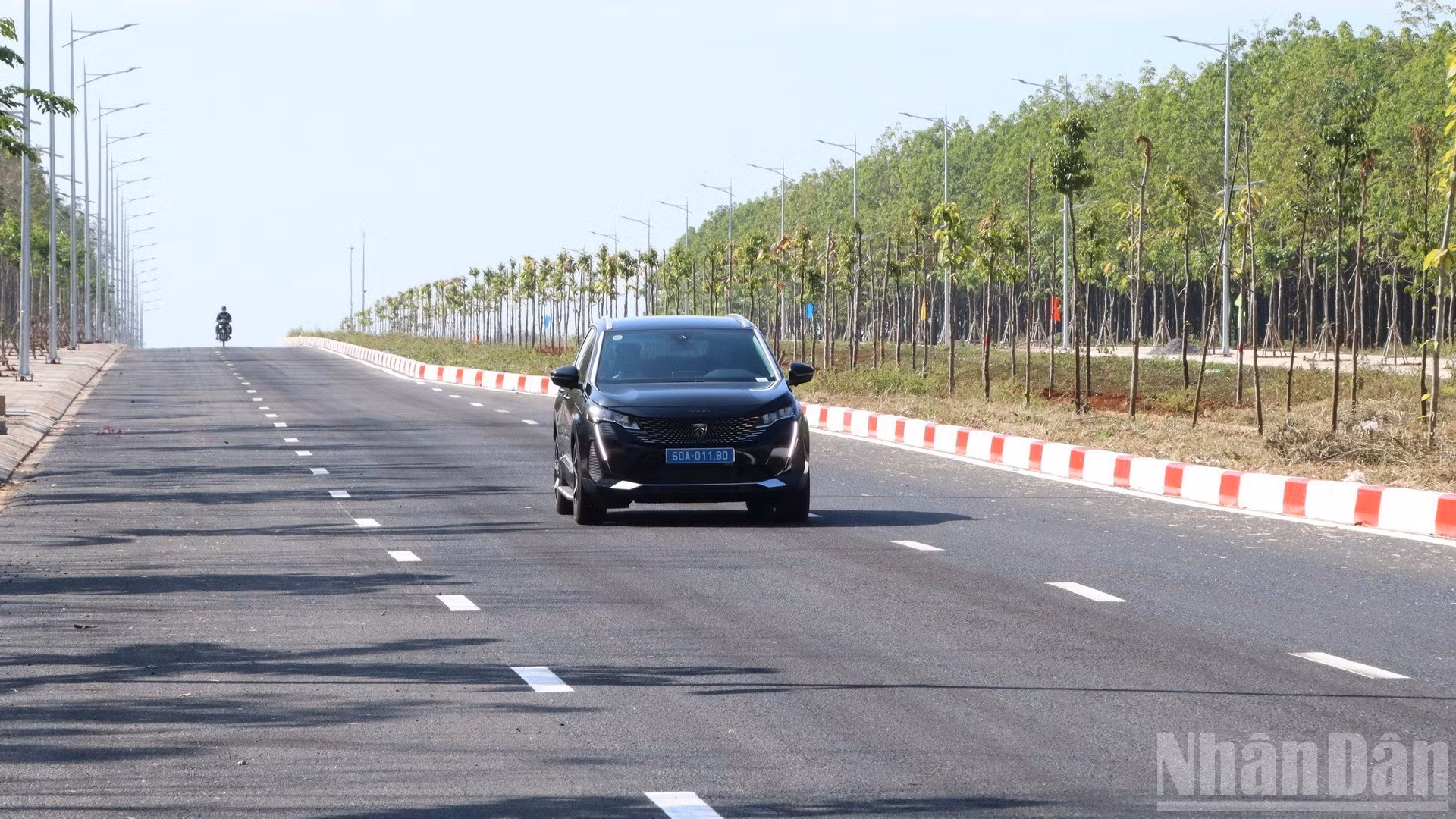 Des véhicules circulent sur la route de ceinture 1 de Long Khanh après la mise en circulation technique le 3 février.