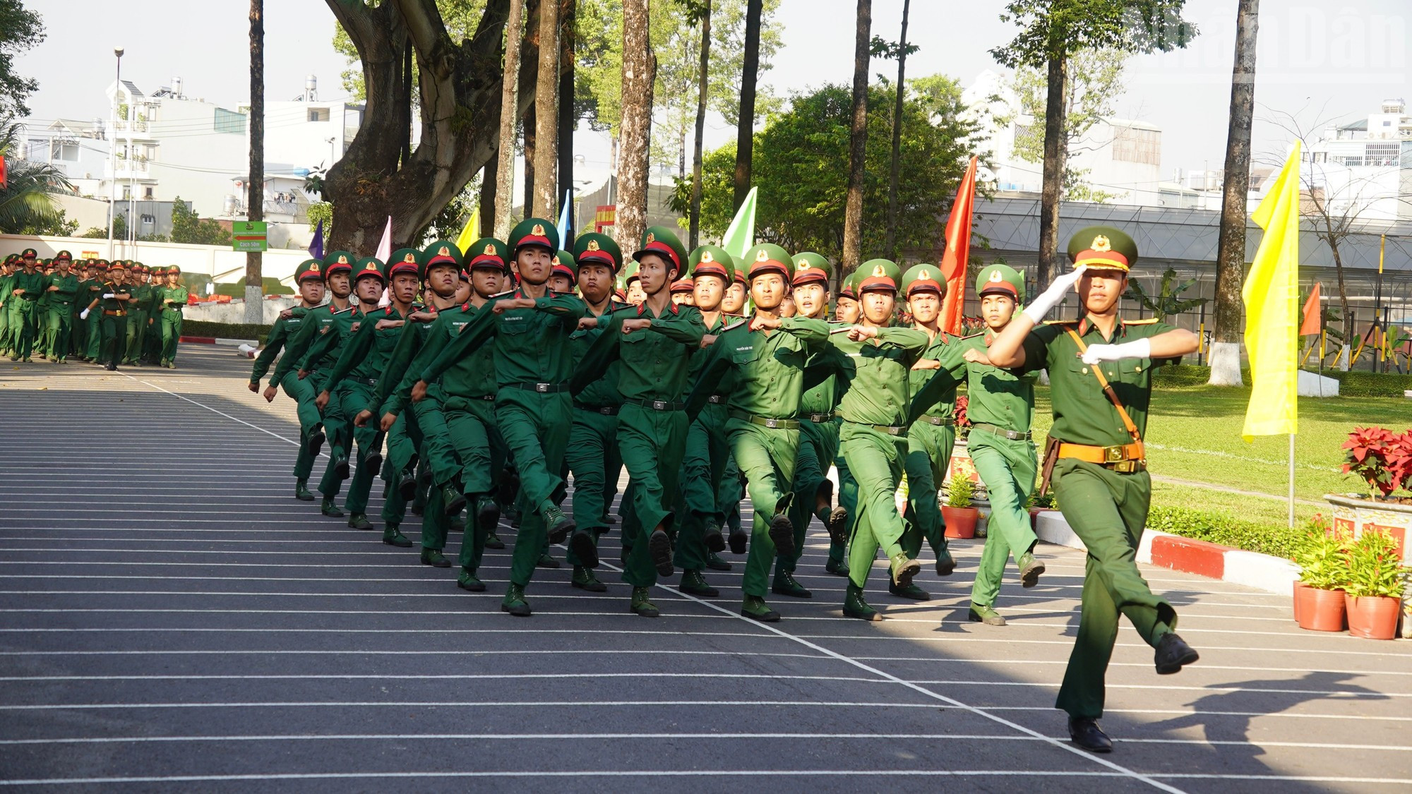 Revue des formations des unités lors de la cérémonie d’adieu aux militaires démobilisés.