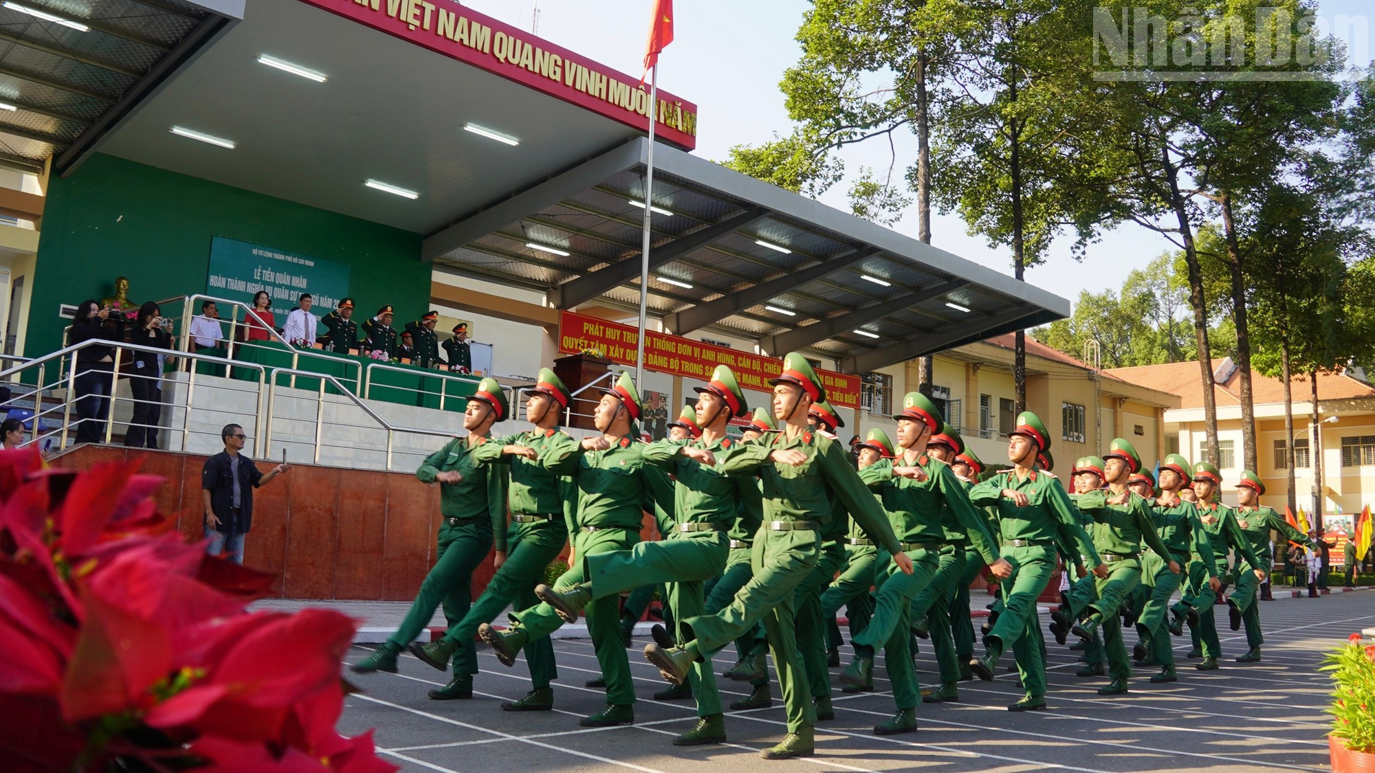 Les unités du Régiment Gia Dinh passent en revue lors de la cérémonie d’adieu.