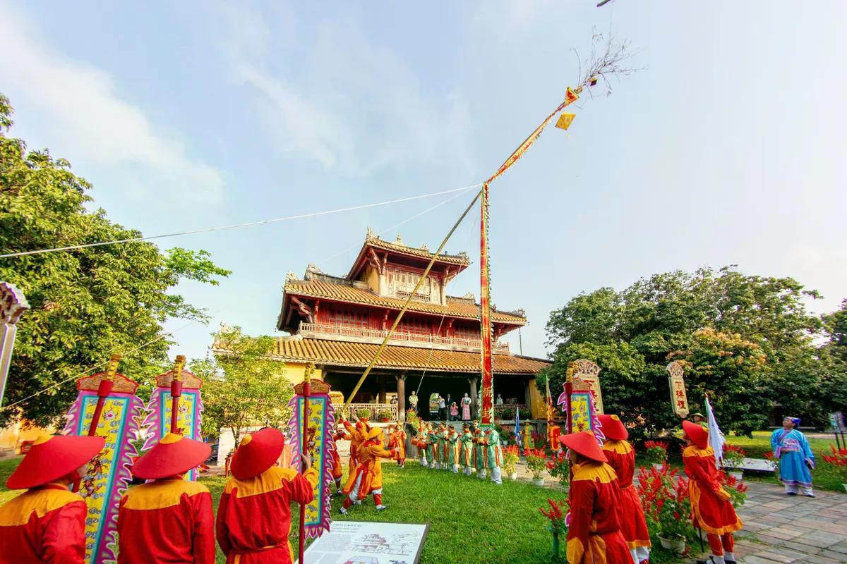 Cérémonie de retrait de la perche rituelle du Tet– Ouverture du sceau du Nouvel An à la Cité Impériale de Hue
