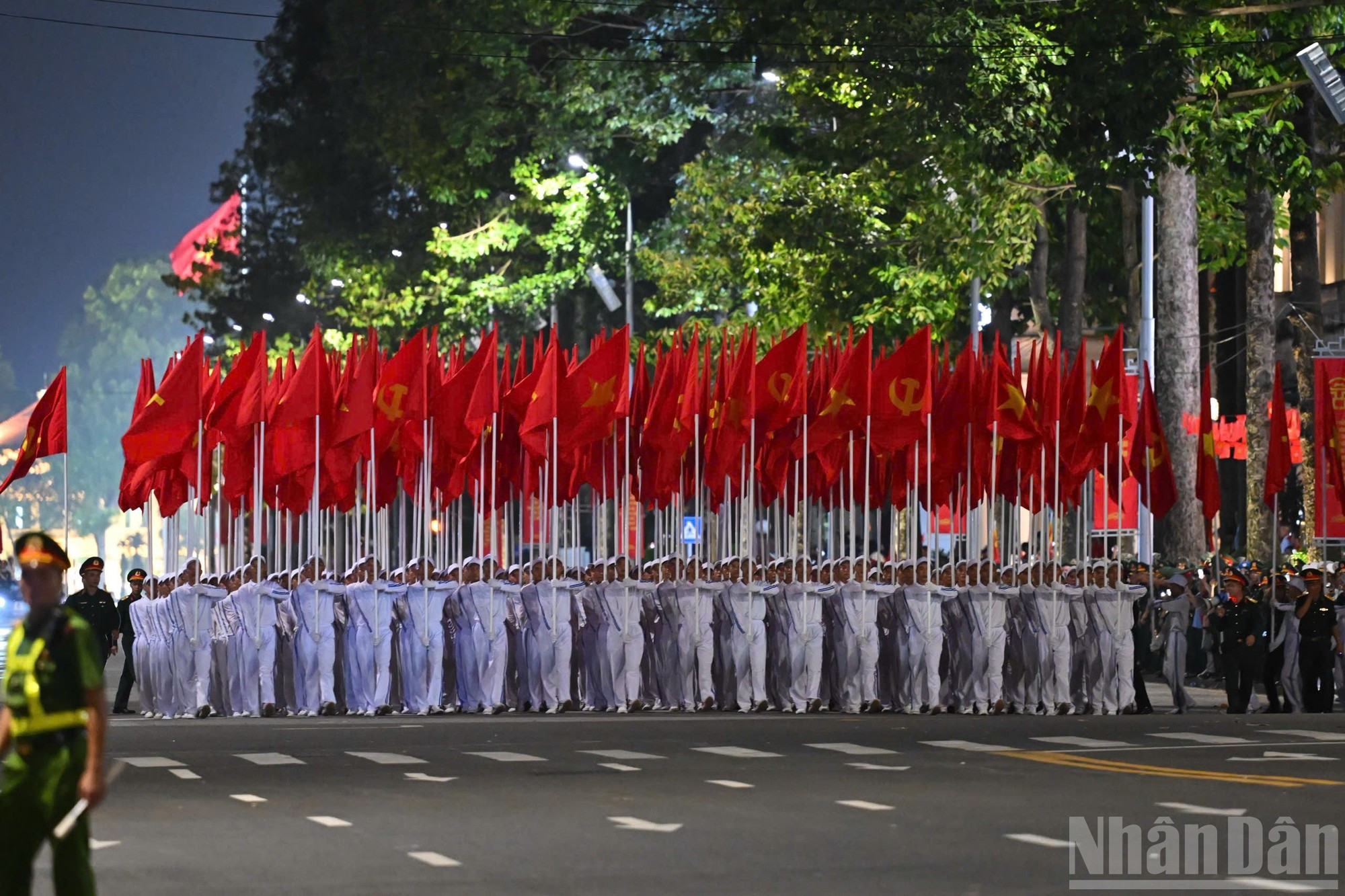 Le bloc du Drapeau rouge défile sur la place Ba Dinh. Le bloc du Drapeau rouge défile sur la place Ba Dinh.