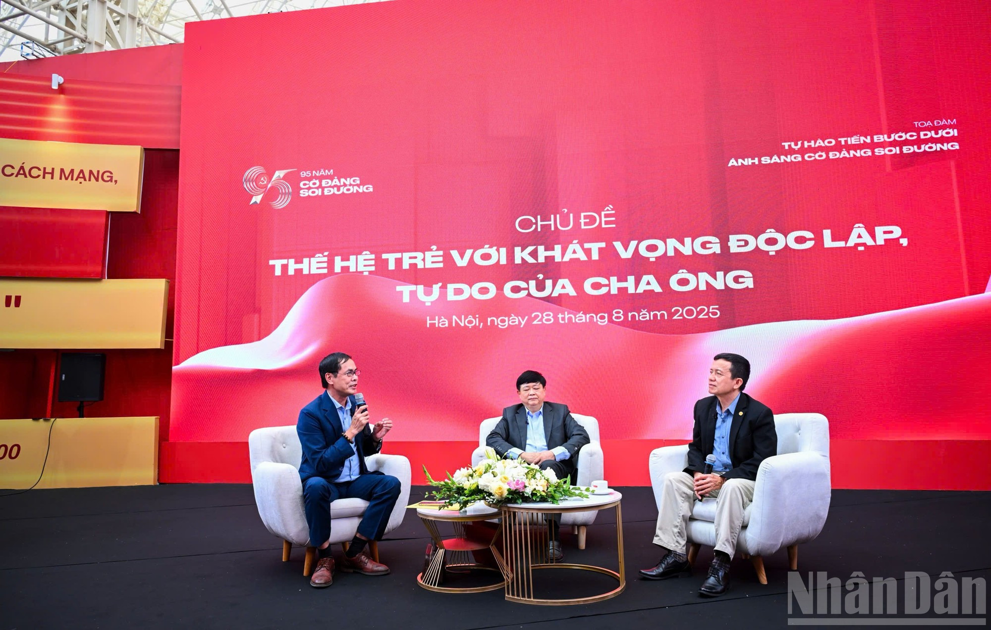 Des jalons historiques tels que les Soviets de Nghe Tinh, le mouvement du Front démocratique, le retour au pays du dirigeant Nguyen Ai Quoc (1941) ou encore la Déclaration d’indépendance du 2 septembre 1945 ont été retracés de manière vivante, permettant aux jeunes de percevoir en profondeur la valeur de l’indépendance et de la liberté.