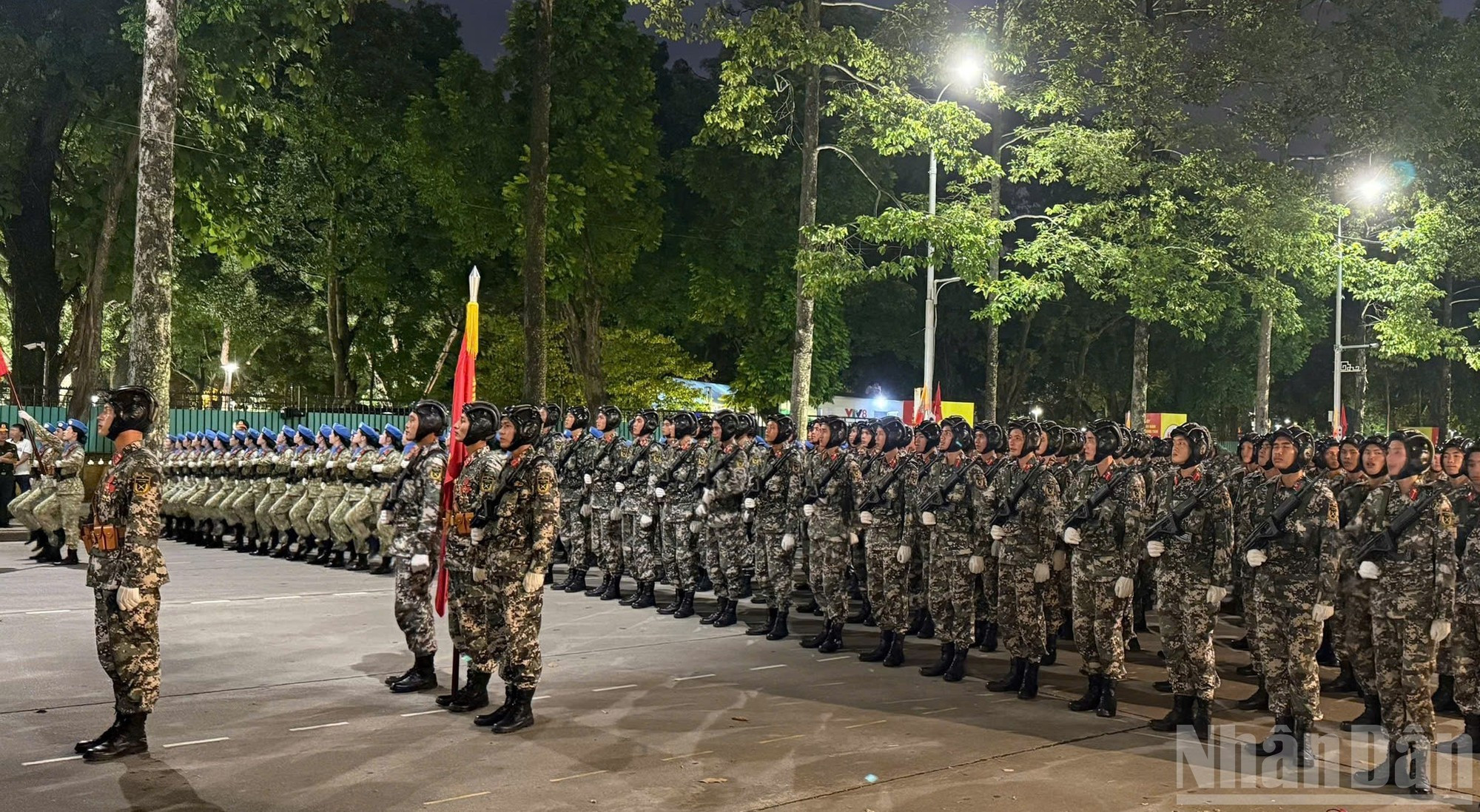 Les militaires sont prêts avant la répétition. Les militaires sont prêts avant la répétition.