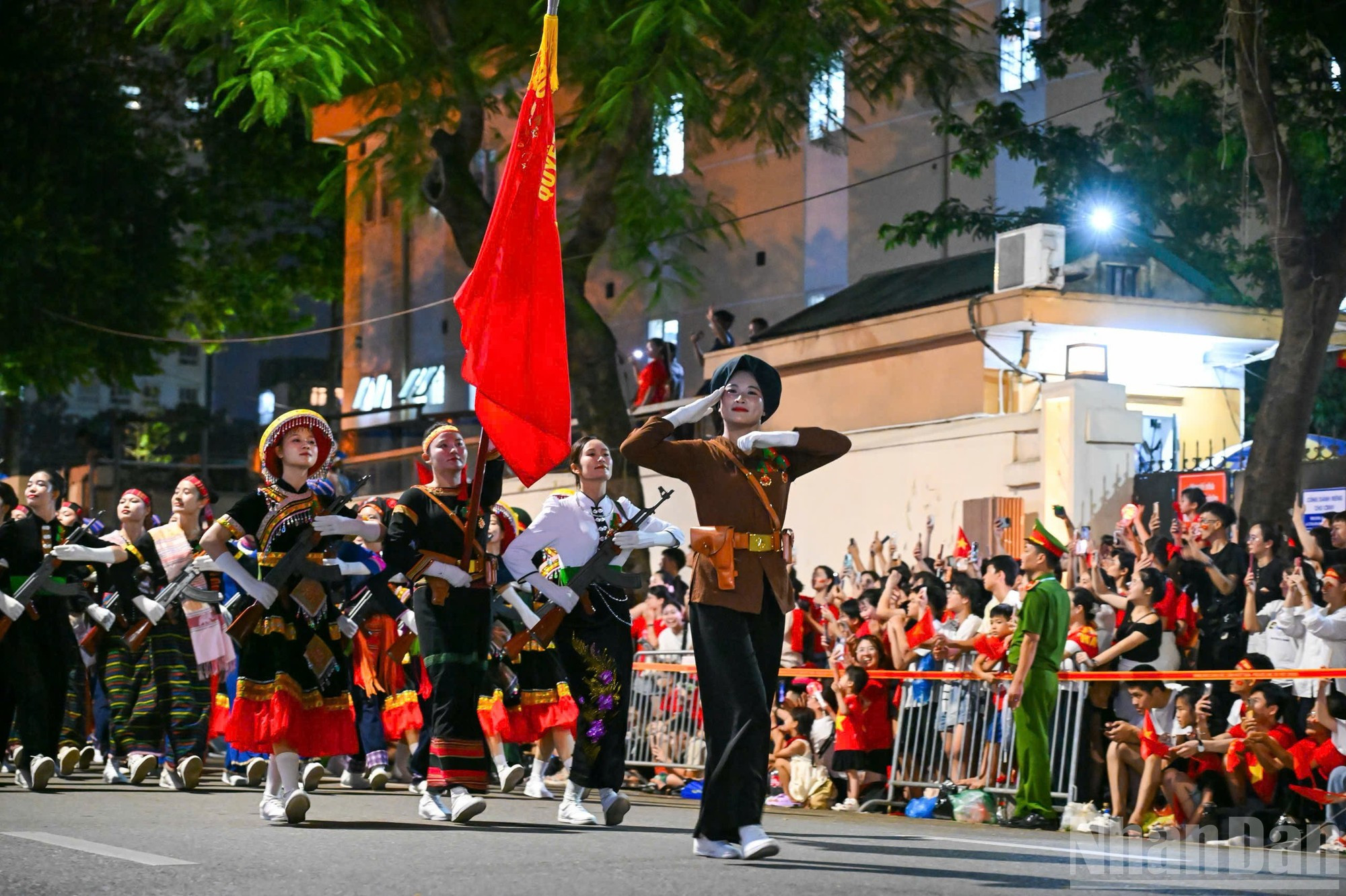 Bloc des miliciennes représentant les différentes ethnies du Vietnam, vêtues de leurs costumes traditionnels distinctifs. Bloc des miliciennes représentant les différentes ethnies du Vietnam, vêtues de leurs costumes traditionnels distinctifs.