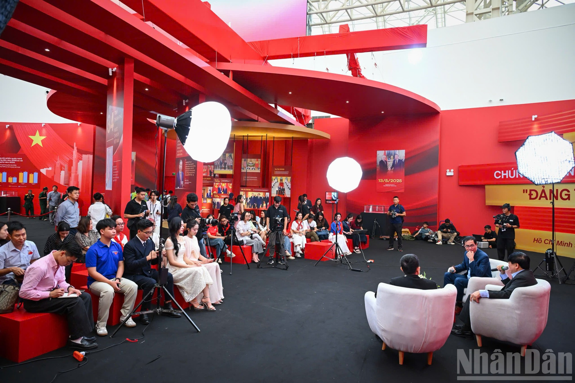 En découvrant plus clairement l’histoire révolutionnaire grâce aux interventions d’éminents spécialistes, de nombreux jeunes participants se sont sentis émus, fiers et désireux de suivre les pas de leurs aînés dans l’étude, la discipline et l’édification du pays.