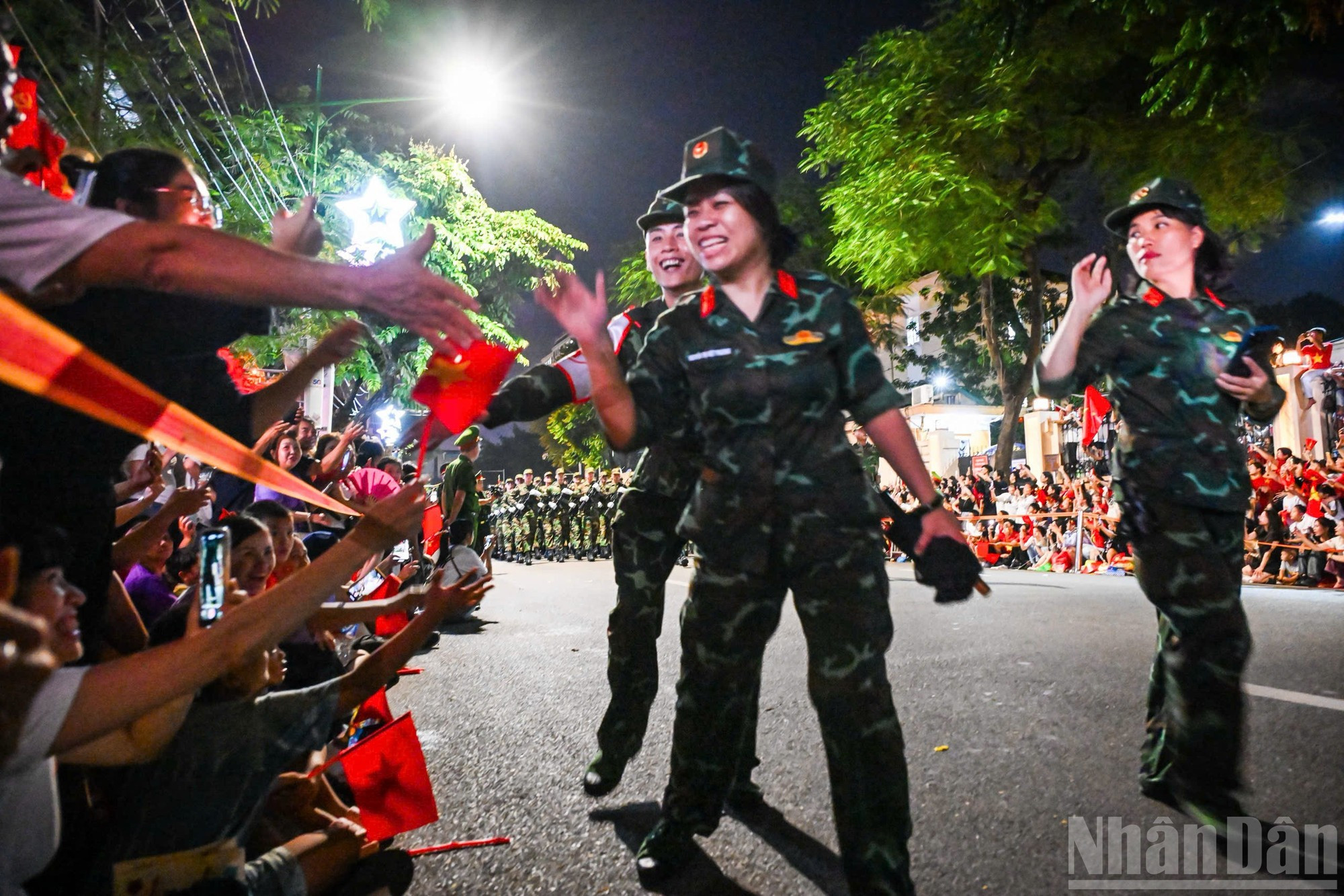 Pendant la répétition, de nombreux soldats esquissent des sourires amicaux, saluent de la main et partagent leur joie avec le public. Pendant la répétition, de nombreux soldats esquissent des sourires amicaux, saluent de la main et partagent leur joie avec le public.