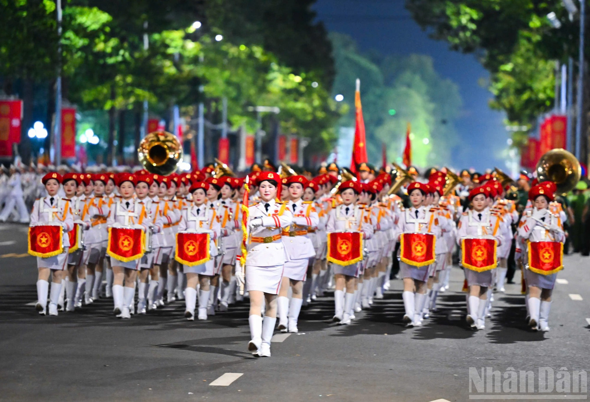 Bloc des musiciennes militaires de l’Armée populaire du Vietnam, en uniforme blanc solennel, ajoutant une sonorité héroïque à l’ensemble du défilé. Bloc des musiciennes militaires de l’Armée populaire du Vietnam, en uniforme blanc solennel, ajoutant une sonorité héroïque à l’ensemble du défilé.