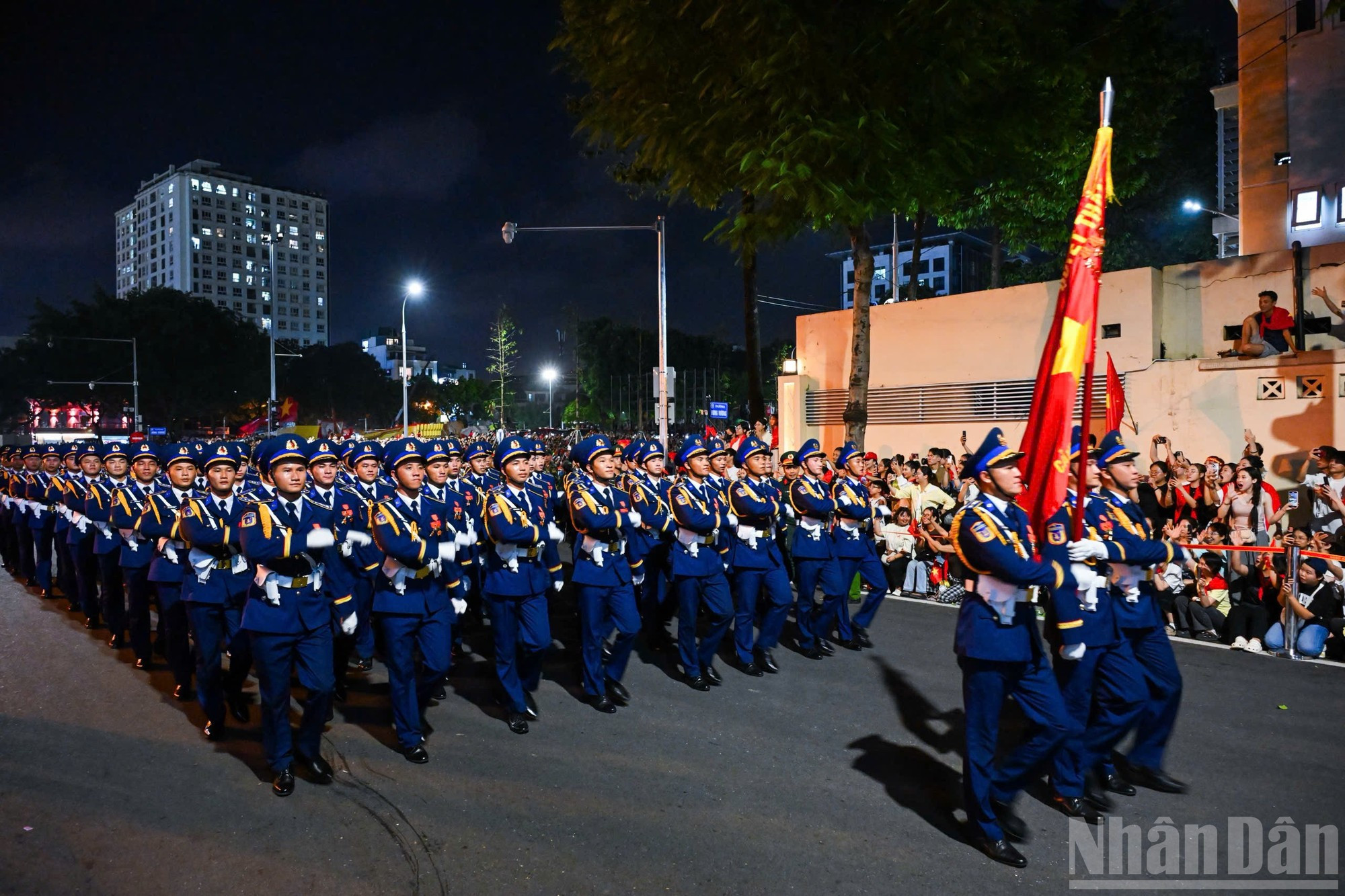 Bloc des officiers de la Garde côtière, en uniforme bleu distinctif, exprimant leur volonté inébranlable et leur esprit de défense de la souveraineté maritime et insulaire sacrée de la Patrie. Bloc des officiers de la Garde côtière, en uniforme bleu distinctif, exprimant leur volonté inébranlable et leur esprit de défense de la souveraineté maritime et insulaire sacrée de la Patrie.