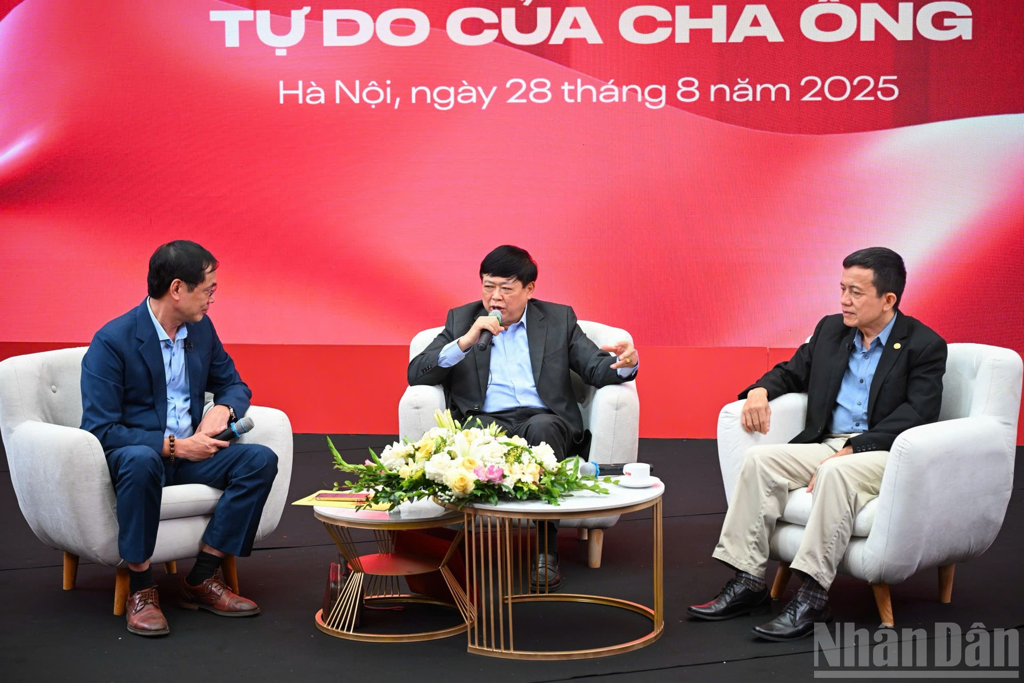 En affirmant le rôle et la stature du dirigeant Ho Chi Minh auprès des jeunes et de tous ceux qui s’intéressent à l’histoire, le Professeur associé, Docteur Nguyen The Ky a souligné que l’originalité de la Déclaration d’indépendance réside dans le fait que Ho Chi Minh y a cité des déclarations célèbres du monde : la Déclaration des droits de l’homme et du citoyen de la France et la Déclaration d’indépendance des États-Unis, affirmant le droit à la vie, à la liberté et à la poursuite du bonheur de tous les peuples. C’est une preuve éclatante de l’intelligence exceptionnelle et du génie de Ho Chi Minh.