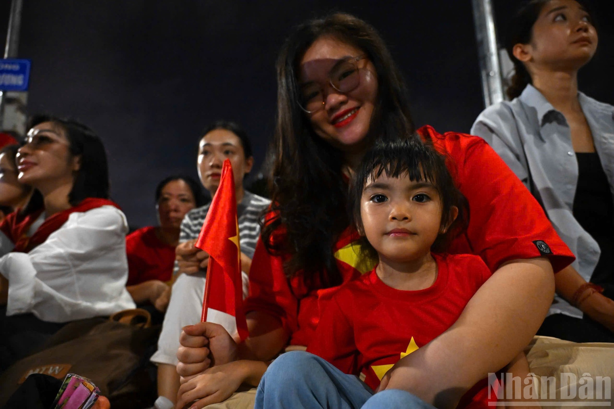 De nombreux enfants, accompagnés de leurs parents, brandissent le drapeau national, s’exclament avec joie et suivent attentivement chaque unité militaire qui passe. De nombreux enfants, accompagnés de leurs parents, brandissent le drapeau national, s’exclament avec joie et suivent attentivement chaque unité militaire qui passe.
