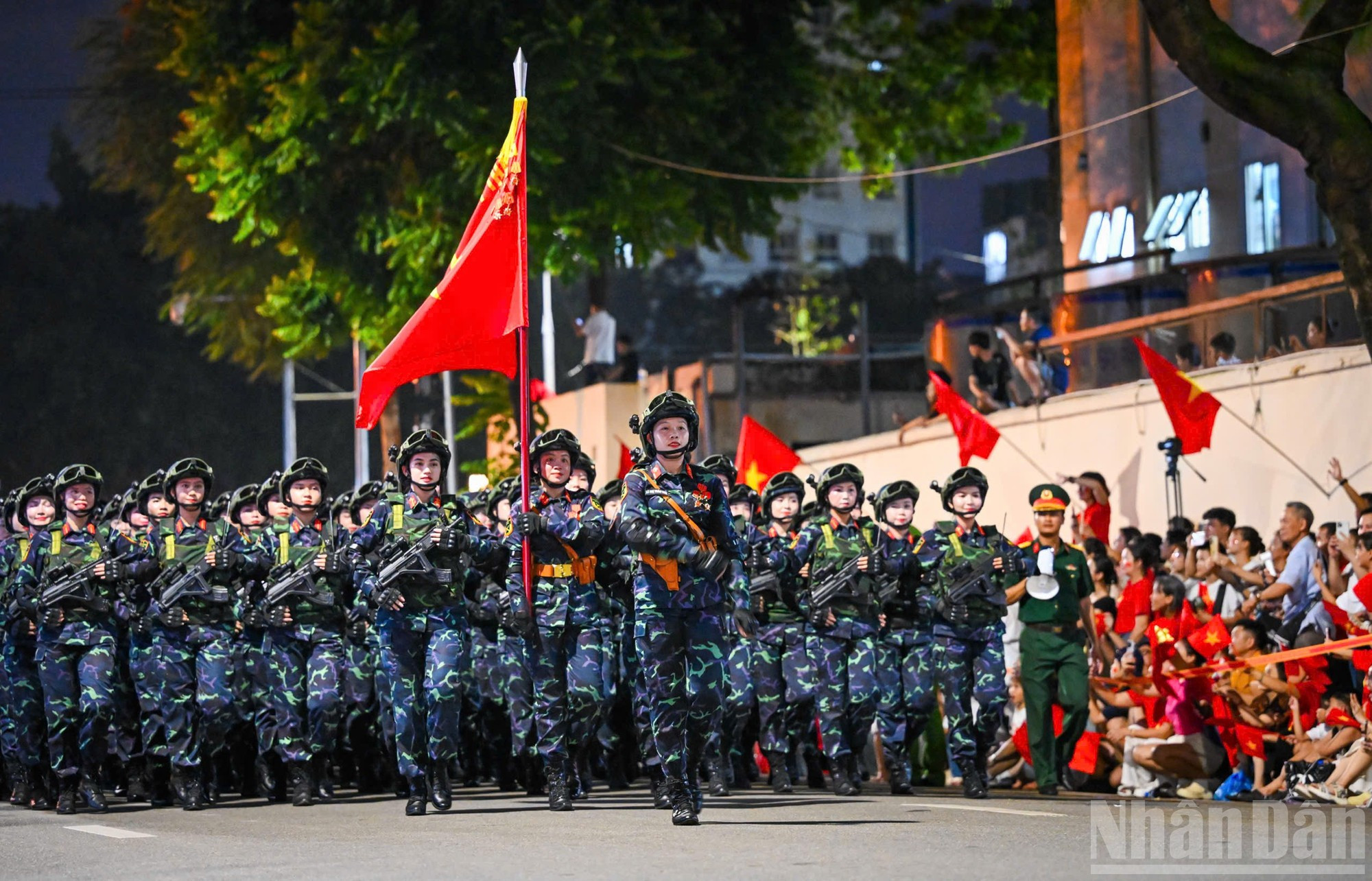 Bloc des combattantes de commandos, en tenue opérationnelle légère, marchant d’un pas régulier, le regard déterminé, incarnant à la fois la grâce et la fermeté, la douceur et la vaillance. Bloc des combattantes de commandos, en tenue opérationnelle légère, marchant d’un pas régulier, le regard déterminé, incarnant à la fois la grâce et la fermeté, la douceur et la vaillance.