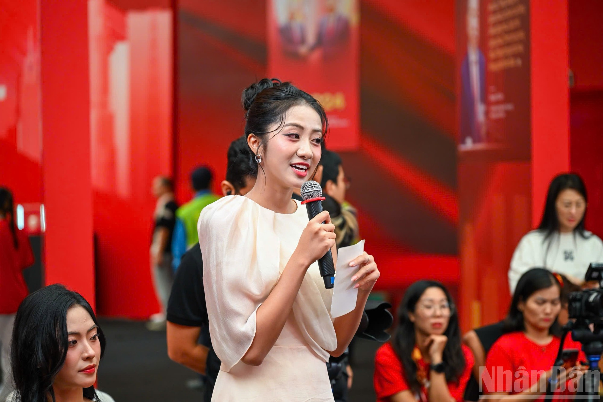 « L’aspiration à l’indépendance et à la liberté de la génération de nos aînés est une flamme qui inspire la jeunesse d’aujourd’hui à vivre de manière responsable, en transformant le patriotisme en actions concrètes », a partagé la dauphine Van Nhi.