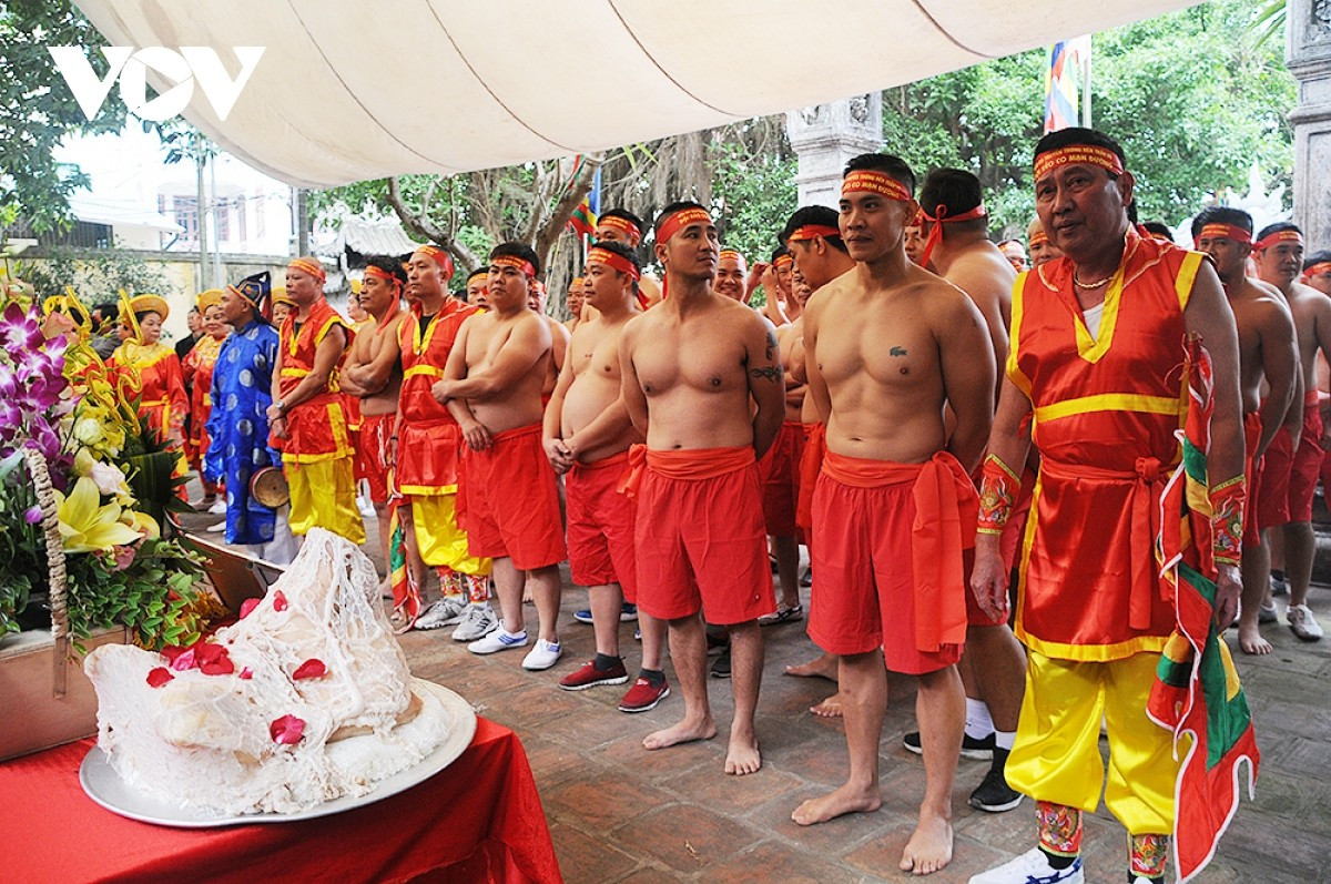 L’événement célébrant le 10ᵉ anniversaire de l’inscription du rituel et du jeu du tir à la corde sur la Liste du patrimoine culturel immatériel représentatif de l’humanité constitue l’un des temps forts du Festival Thang Long – Hanoi 2025, organisé du 1ᵉʳ au 16 novembre par le Service de la Culture et des Sports de Hanoi, en collaboration avec le quartier de Long Bien (ville de Hanoi) et l’Association du Patrimoine Culturel du Vietnam.