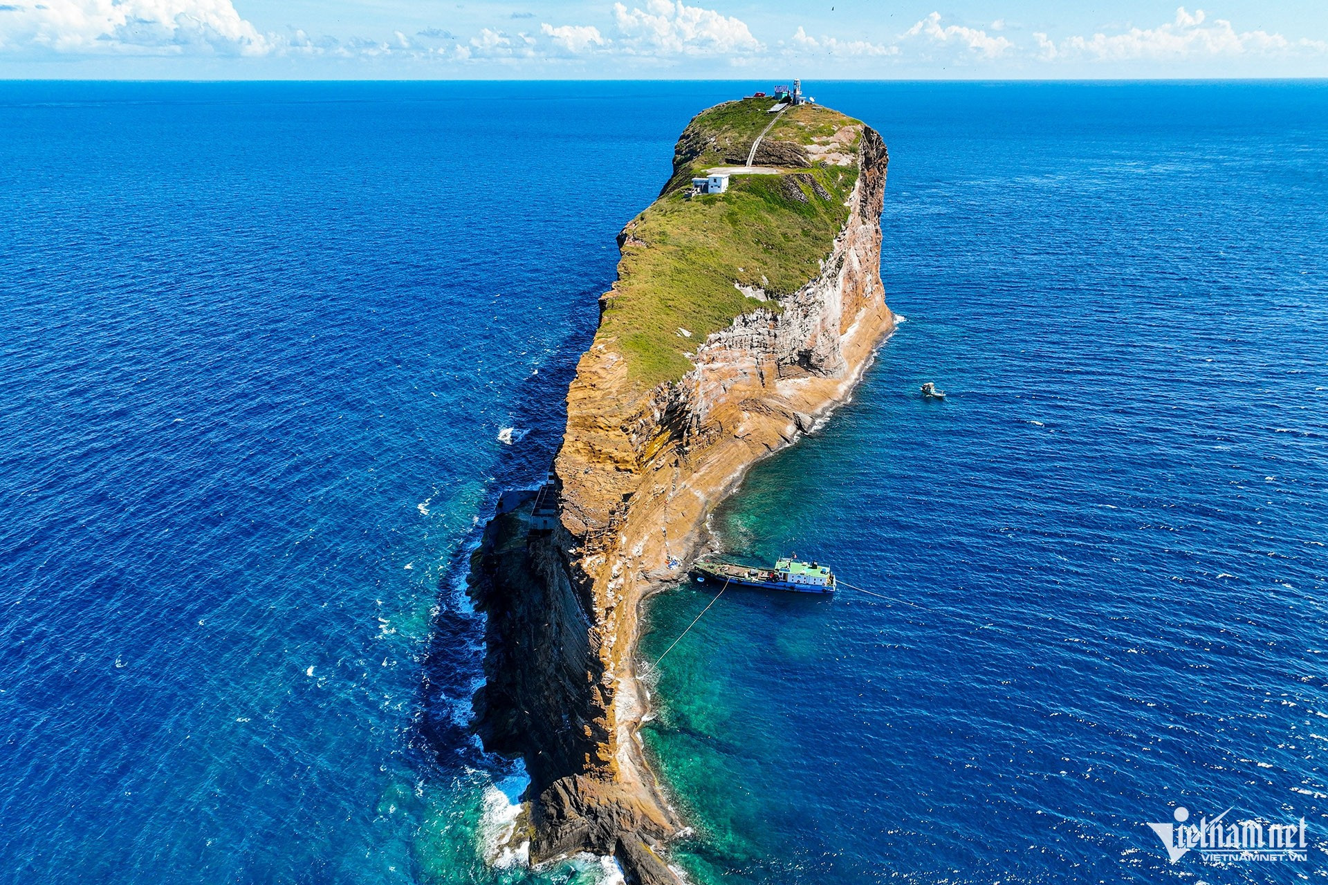 Gros plan sur l’île souveraine du Vietnam, ayant la forme d’une baleine géante au milieu de l’océan