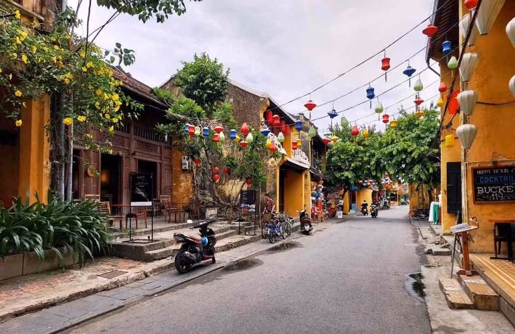 Hoi An envoûte ses visiteurs par une beauté unique, où l’harmonie entre les anciennes demeures et l’âme de la vieille ville tisse un charme intemporel.