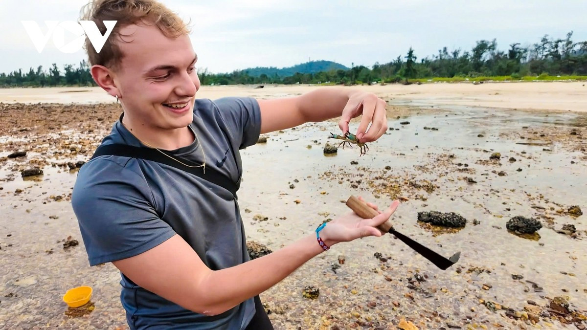 Partager le quotidien des habitants est l’un des produits touristiques d’expérience associés à la préservation de la nature et de la culture locale, et constitue également une orientation de développement touristique de la zone spéciale de Co To à l’horizon 2030, aux côtés d’autres produits clés tels que l’écotourisme marin et le tourisme communautaire.