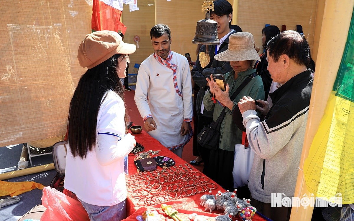 Le festival ne se limite pas à honorer l’essence des métiers traditionnels vietnamiens ; il accueille également des amis internationaux. Les villages artisanaux du monde se réunissent pour composer une mosaïque multicolore de l’artisanat mondial.