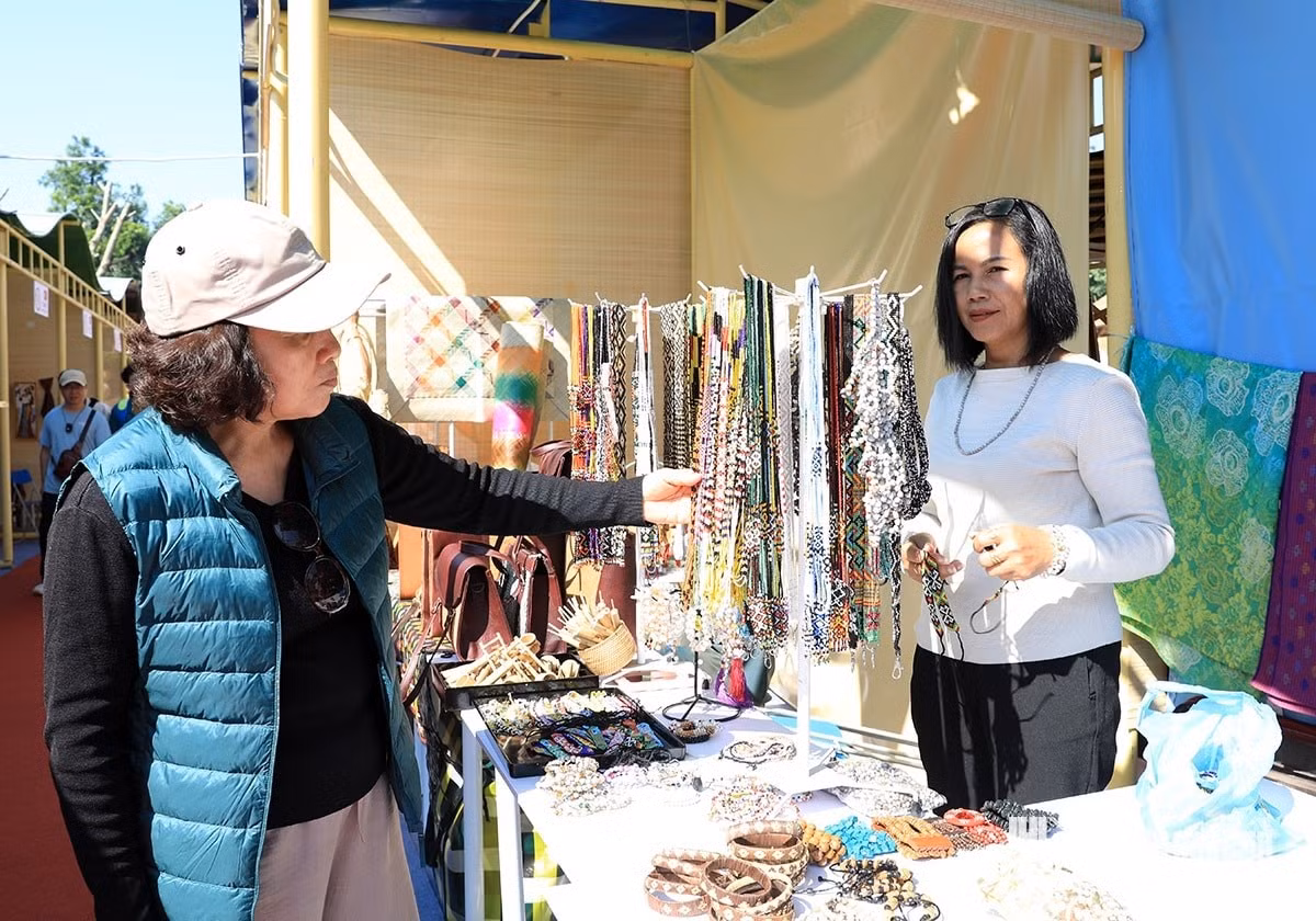 Mme Jusnah Binti Jinos (à droite), originaire de Malaisie, confie : « Je suis très heureuse de participer à cet événement culturel remarquable. Nous présentons ici des bijoux artisanaux imprégnés de la culture de notre pays. »