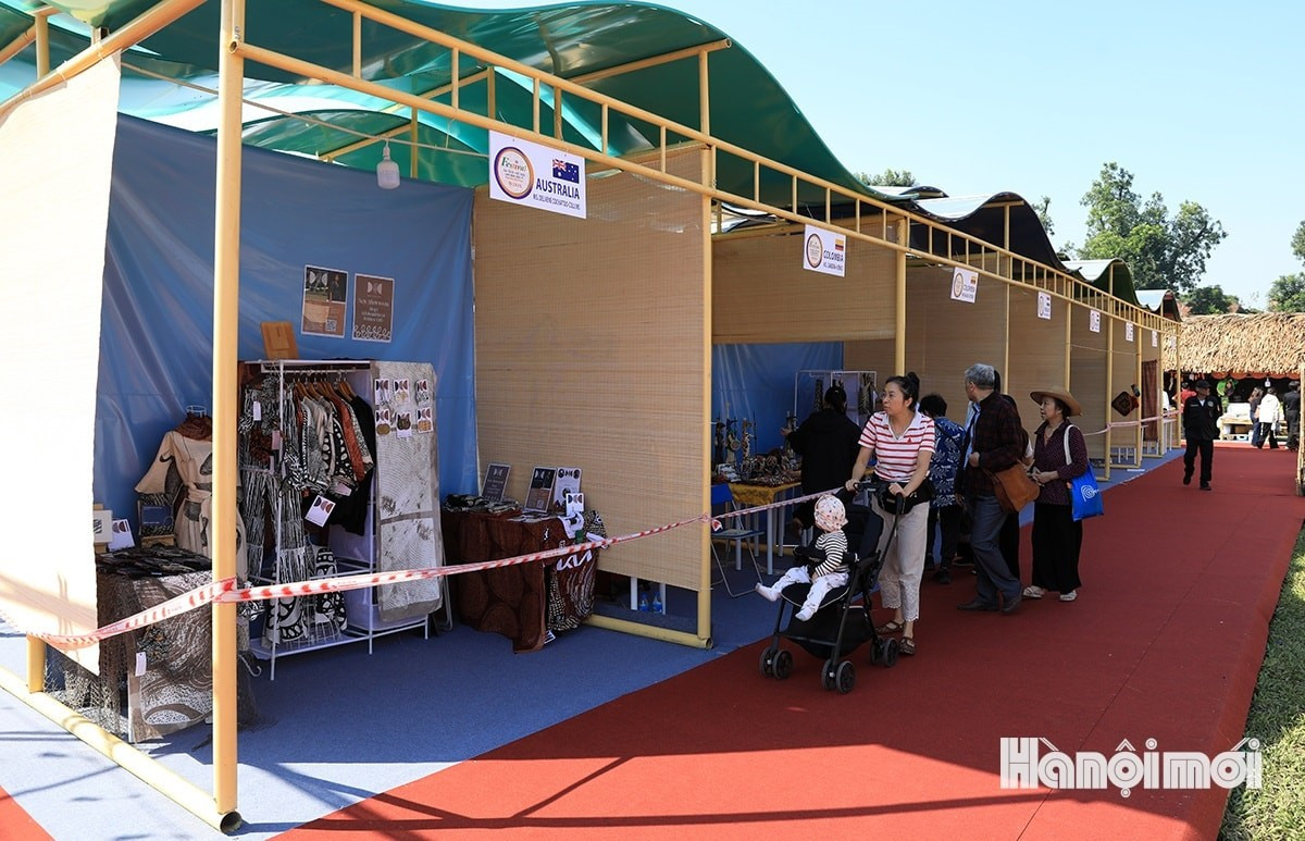 Les stands des pays européens se distinguent par des vêtements et des bijoux entièrement réalisés à la main.