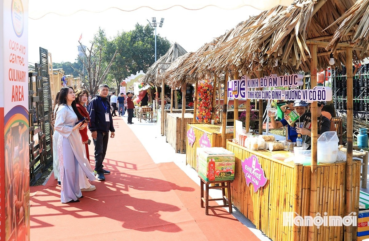 L’événement accueille également de nombreux stands gastronomiques provenant de différentes provinces et villes. Les participants auront également l’occasion de découvrir la gastronomie des produits OCOP du Vietnam, où chaque plat constitue une histoire culturelle reliant l’homme, la nature et le territoire.