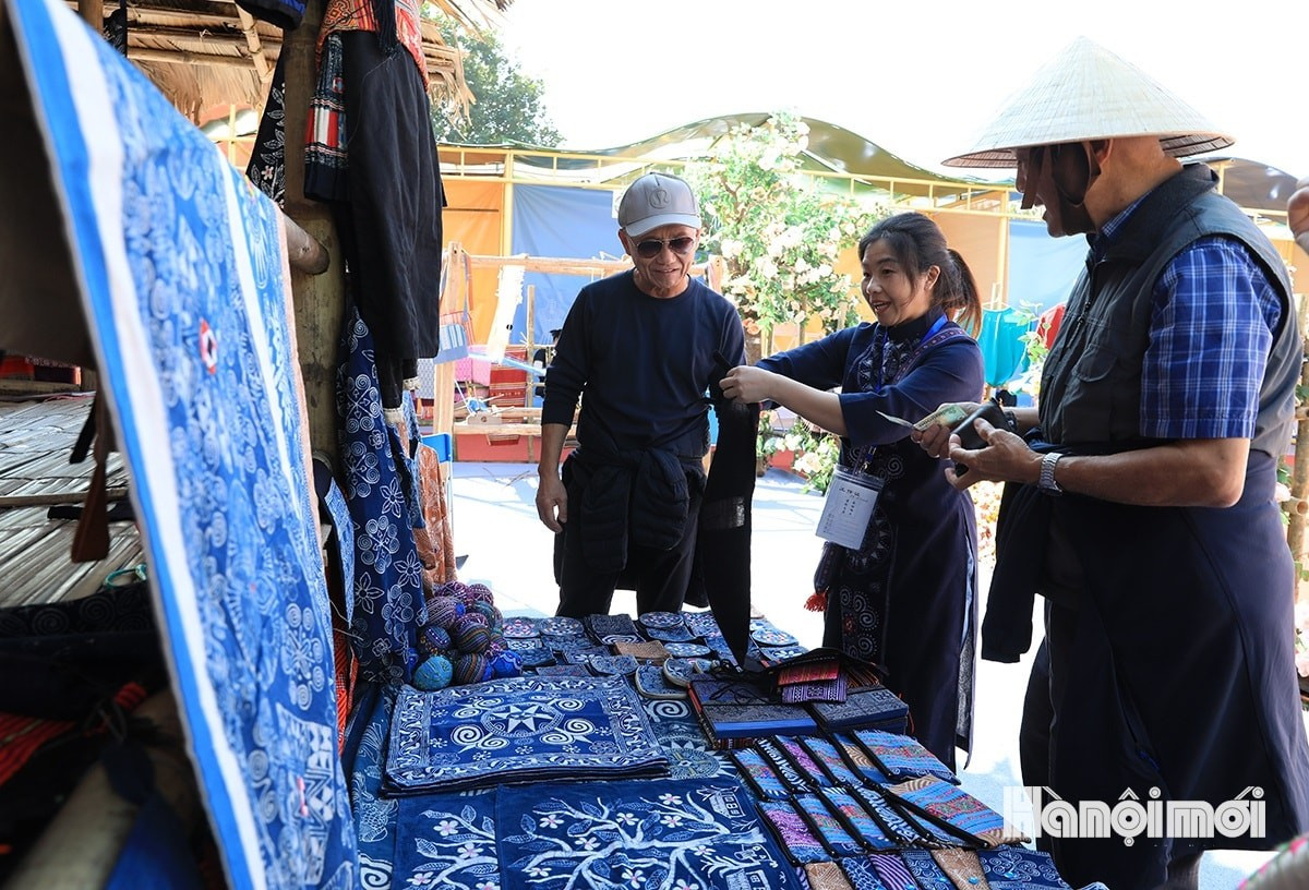 Pour sa première participation, Mme Hang Y Thanh (ethnie H’Mong, province de Phu Tho) cho biết : « Nous avons rarement l’occasion de participer à un événement d’une telle ampleur. Nous devons donc profiter de cette opportunité pour promouvoir et trouver de nouveaux débouchés pour l’artisanat de notre communauté. »