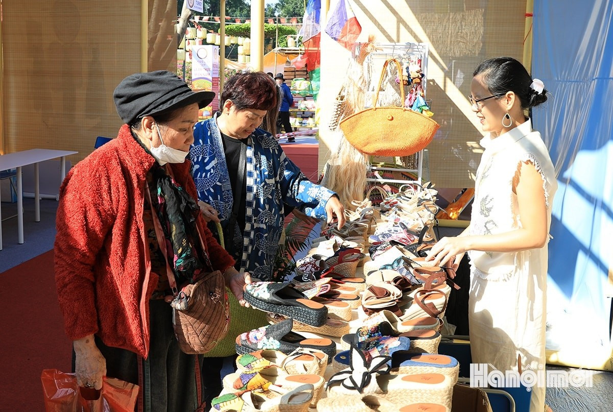 Des sandales tressées à la main aux matériaux respectueux de l’environnement en provenance des Philippines.