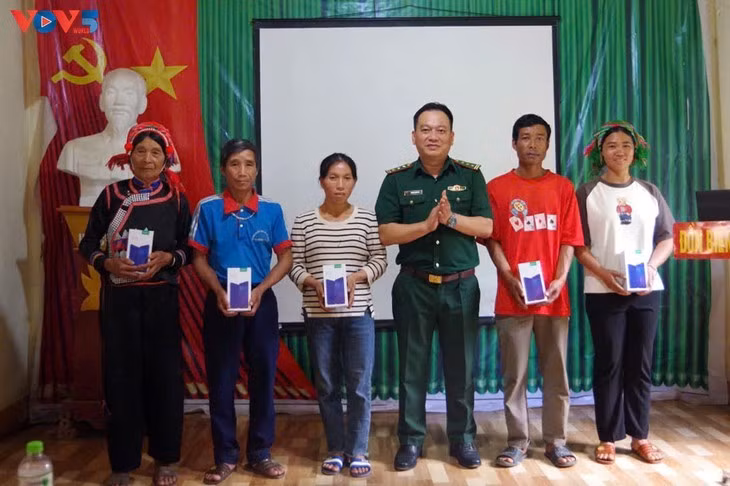 Des dizaines de foyers défavorisés ont reçu des smartphones dans le cadre du mouvement «Alphabétisation numérique». Photo: Khac Kiên/VOV