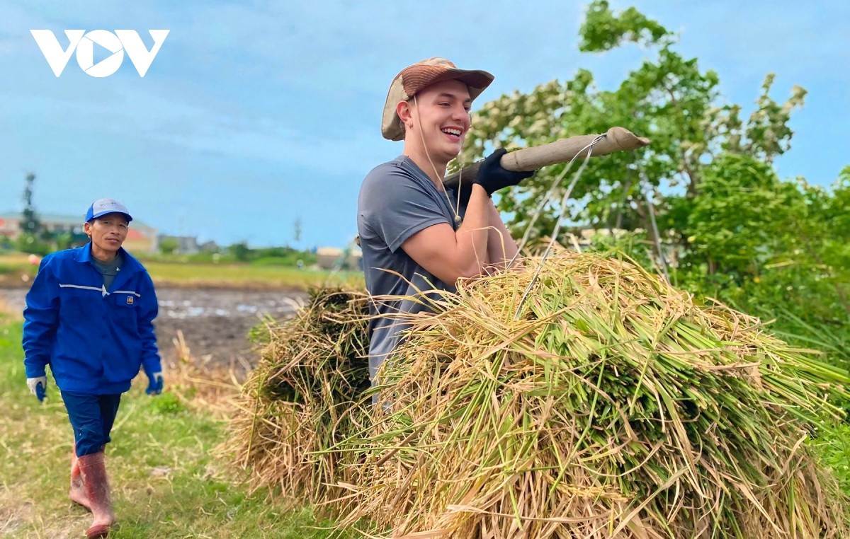 Selon Mme Hue, le modèle de tourisme communautaire permet aux visiteurs de mieux comprendre la culture du Vietnam, où chaque activité de travail reflète l’entraide, le labeur assidu et la joie simple des habitants de Co To : « Lorsque les touristes occidentaux manient la faucille, pêchent eux-mêmes, ramassent les coquillages, récoltent les palourdes ou partagent un repas avec la famille d’accueil, ils disent avoir l’impression de vivre une journée dans une véritable histoire vietnamienne. »