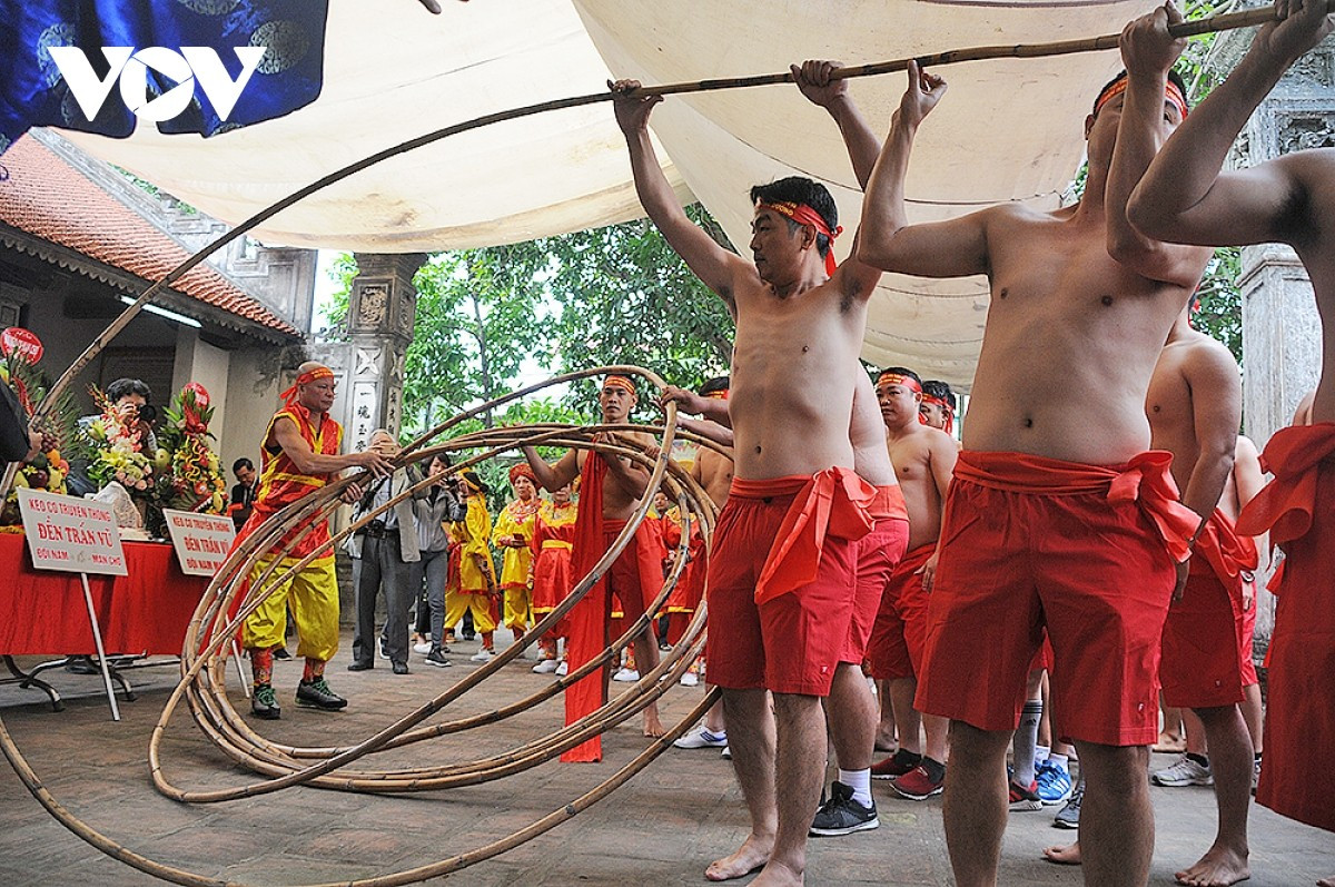 Après la cérémonie d’ouverture, le chef de chaque équipe lève la grande tige de rotin utilisée pour le tir à la corde à trois reprises afin de stimuler l’enthousiasme et l’esprit des joueurs.