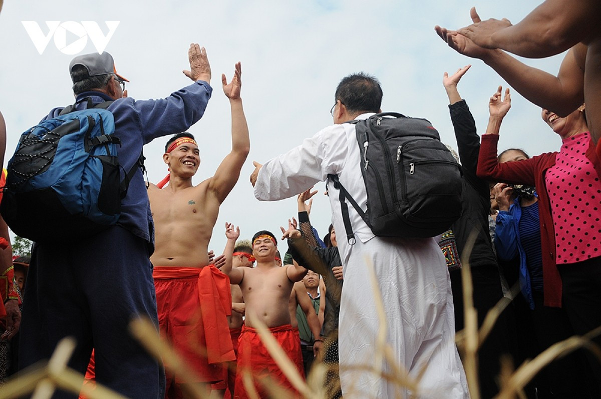 Une foule nombreuse vient assister et encourager les équipes, créant une ambiance animée et accentuant la tension et la détermination visibles sur le visage de chaque participant.