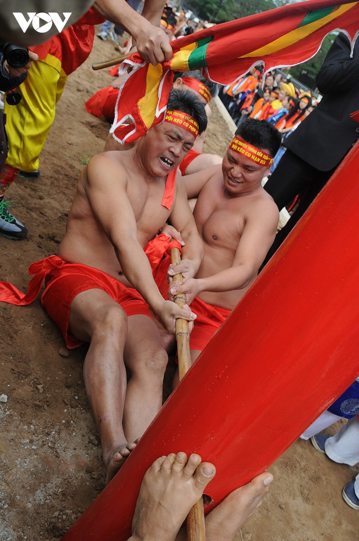 Le rituel du tir à la corde assis 