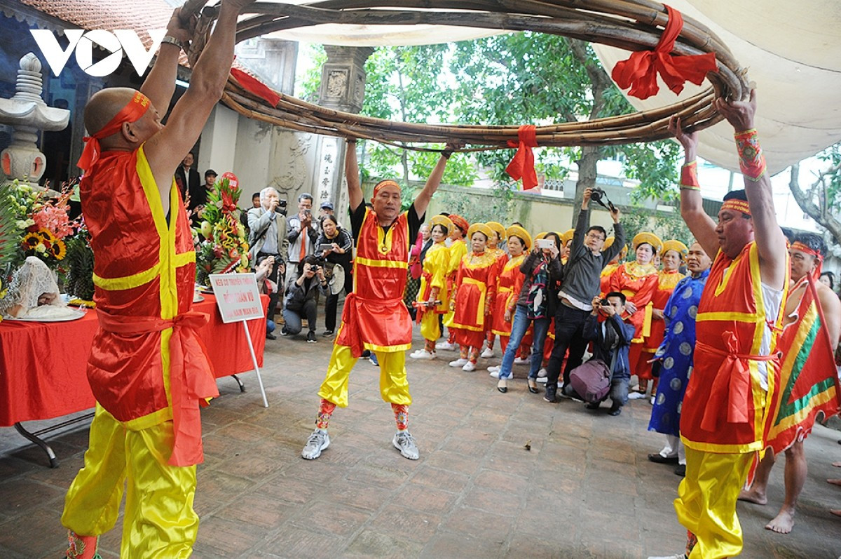 Le rituel du tir à la corde assis réunit trois équipes, appelées Man Cho, Man Duong et Man Dia. Les participants sont de jeunes habitants locaux, étudiants ou travailleurs âgés de 18 à 35 ans.