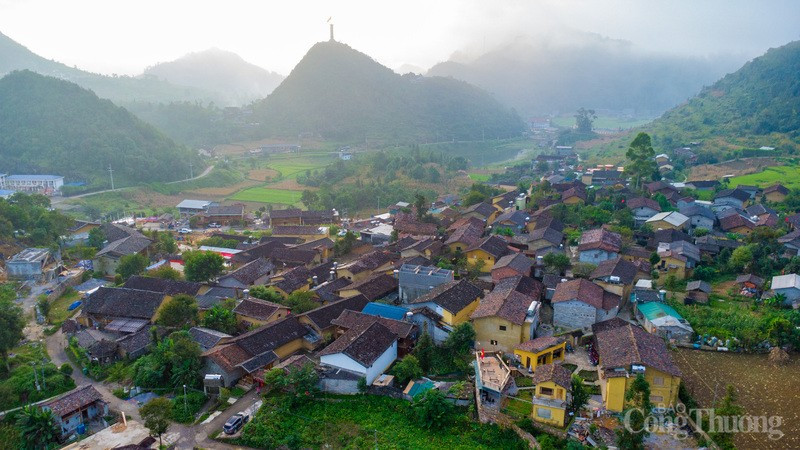 Sans parcourir les routes sinueuses qui épousent les flancs de pierre, il serait difficile d’atteindre Lo Lo Chai. En effet, ce village semble se blottir, encaissé dans une vallée entourée de crêtes de montagne de « pierre à oreilles de chat » s’élevant jusqu’au ciel. Sans parcourir les routes sinueuses qui épousent les flancs de pierre, il serait difficile d’atteindre Lo Lo Chai. En effet, ce village semble se blottir, encaissé dans une vallée entourée de crêtes de montagne de « pierre à oreilles de chat » s’élevant jusqu’au ciel.