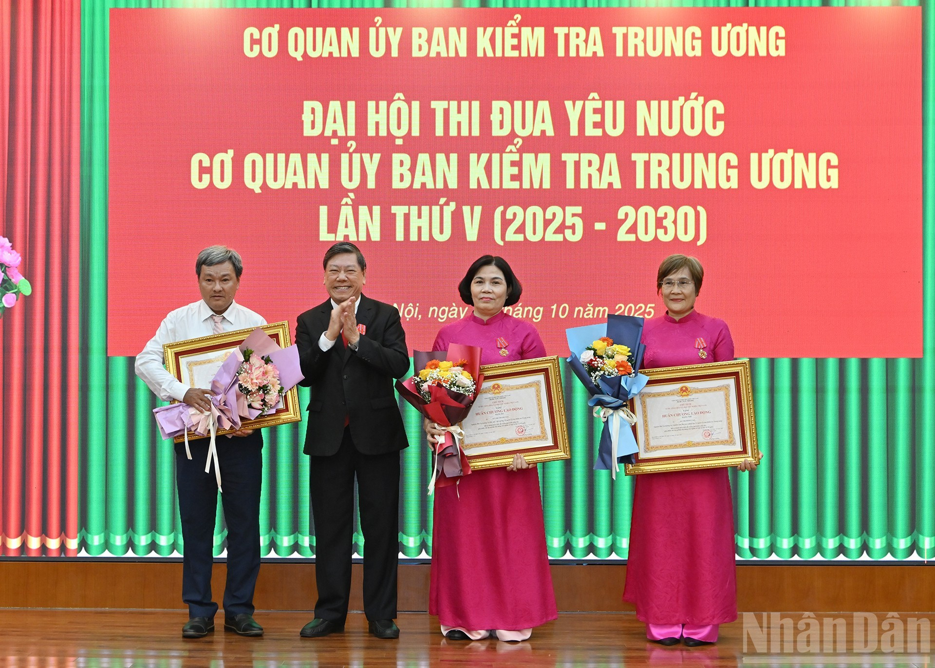 Tran Van Ron, vice-président permanent de la Commission centrale de contrôle du Parti, a remis l’Ordre du Travail du Président de la République à des individus distingués pour leurs performances remarquables. Tran Van Ron, vice-président permanent de la Commission centrale de contrôle du Parti, a remis l’Ordre du Travail du Président de la République à des individus distingués pour leurs performances remarquables.