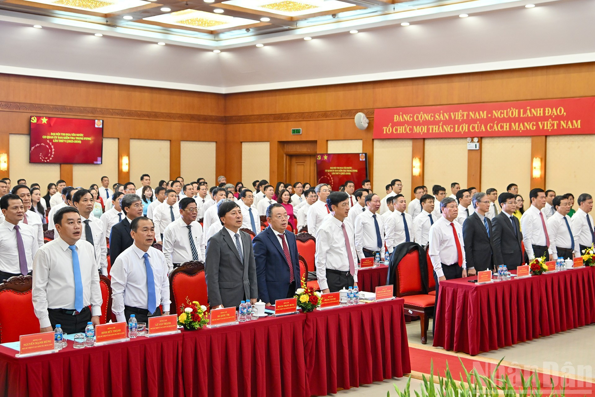 Les délégués ont effectué la cérémonie de salut au drapeau lors du Congrès. Les délégués ont effectué la cérémonie de salut au drapeau lors du Congrès.
