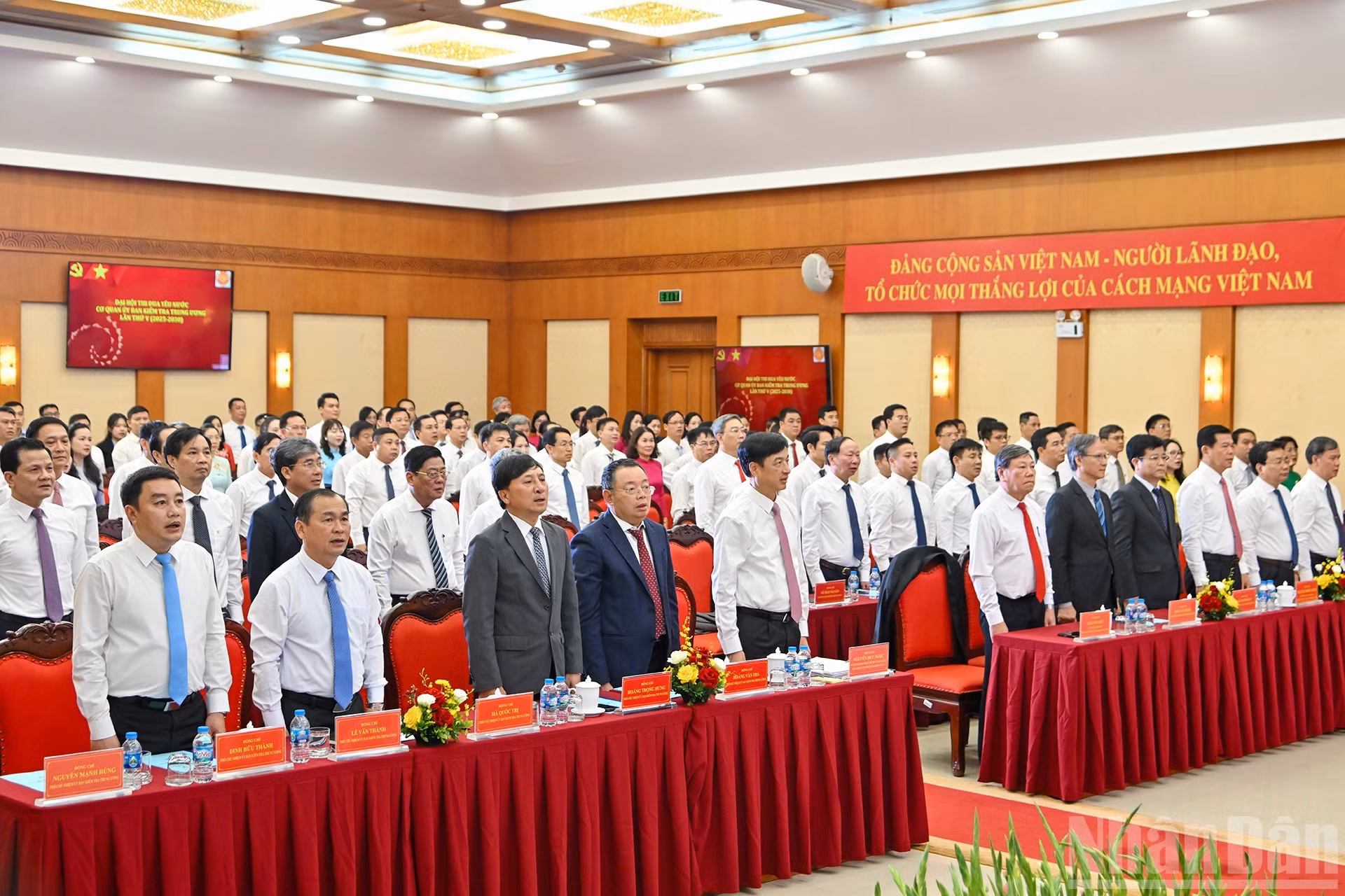 Les délégués ont effectué la cérémonie de salut au drapeau lors du Congrès.