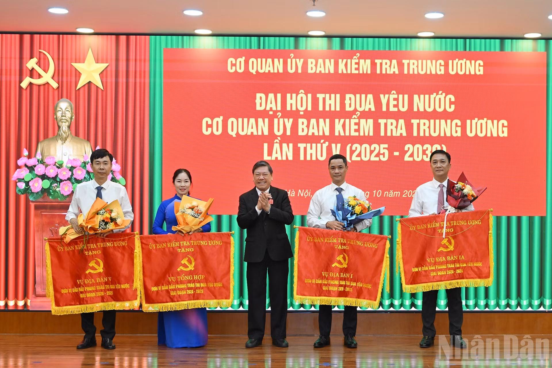 Tran Van Ron, vice-président permanent de la Commission centrale de contrôle du Parti, a remis le Drapeau d’émulation de la Commission à des collectifs ayant obtenu d’excellents résultats.