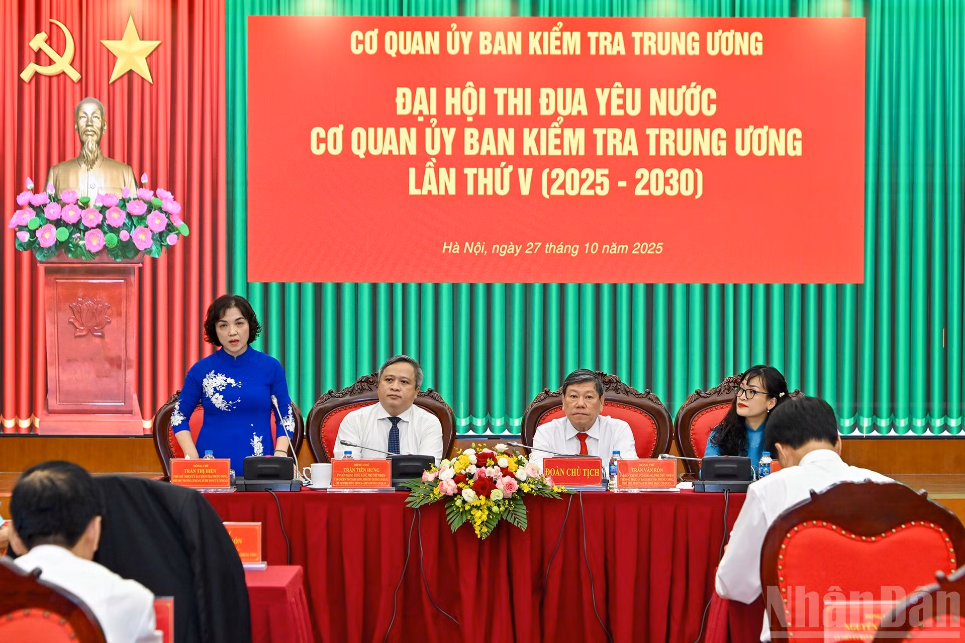 Le Présidium du Congrès.