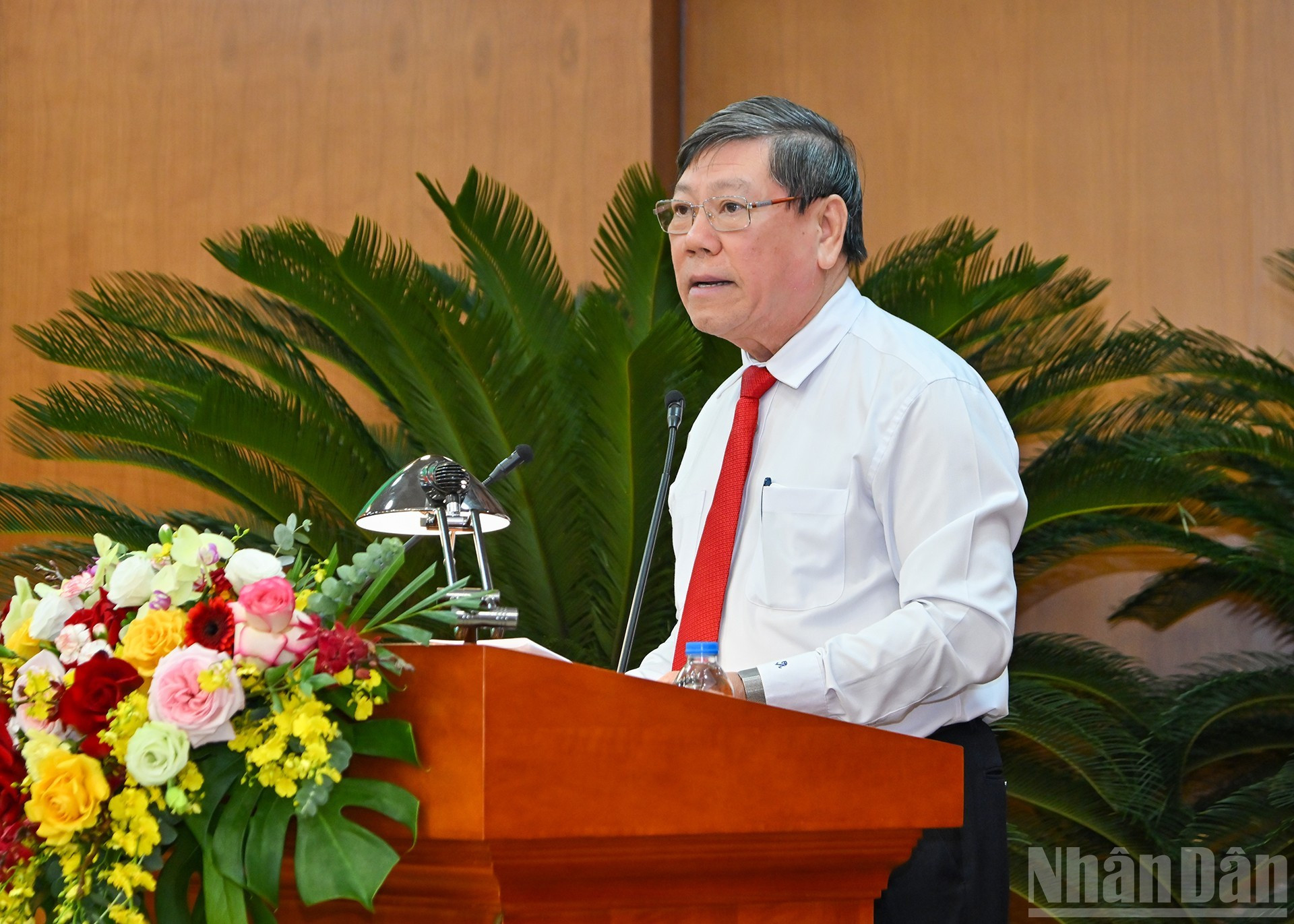Tran Van Ron, membre du Comité central du Parti et vice-président permanent de la Commission centrale de contrôle du Parti, a pris la parole lors du Congrès. Tran Van Ron, membre du Comité central du Parti et vice-président permanent de la Commission centrale de contrôle du Parti, a pris la parole lors du Congrès.