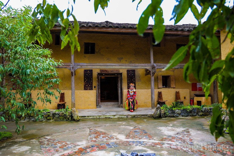 Par conséquent, les maisons y restent toujours fraîches en été et chaudes en hiver. Autour des maisons, les Lo Lo ramassent également des pierres gris-bleu pour les disposer et les empiler hermétiquement en clôtures de pierre. Cela crée une apparence solide et fière, avec une couleur traditionnelle unique à cette région. Par conséquent, les maisons y restent toujours fraîches en été et chaudes en hiver. Autour des maisons, les Lo Lo ramassent également des pierres gris-bleu pour les disposer et les empiler hermétiquement en clôtures de pierre. Cela crée une apparence solide et fière, avec une couleur traditionnelle unique à cette région.