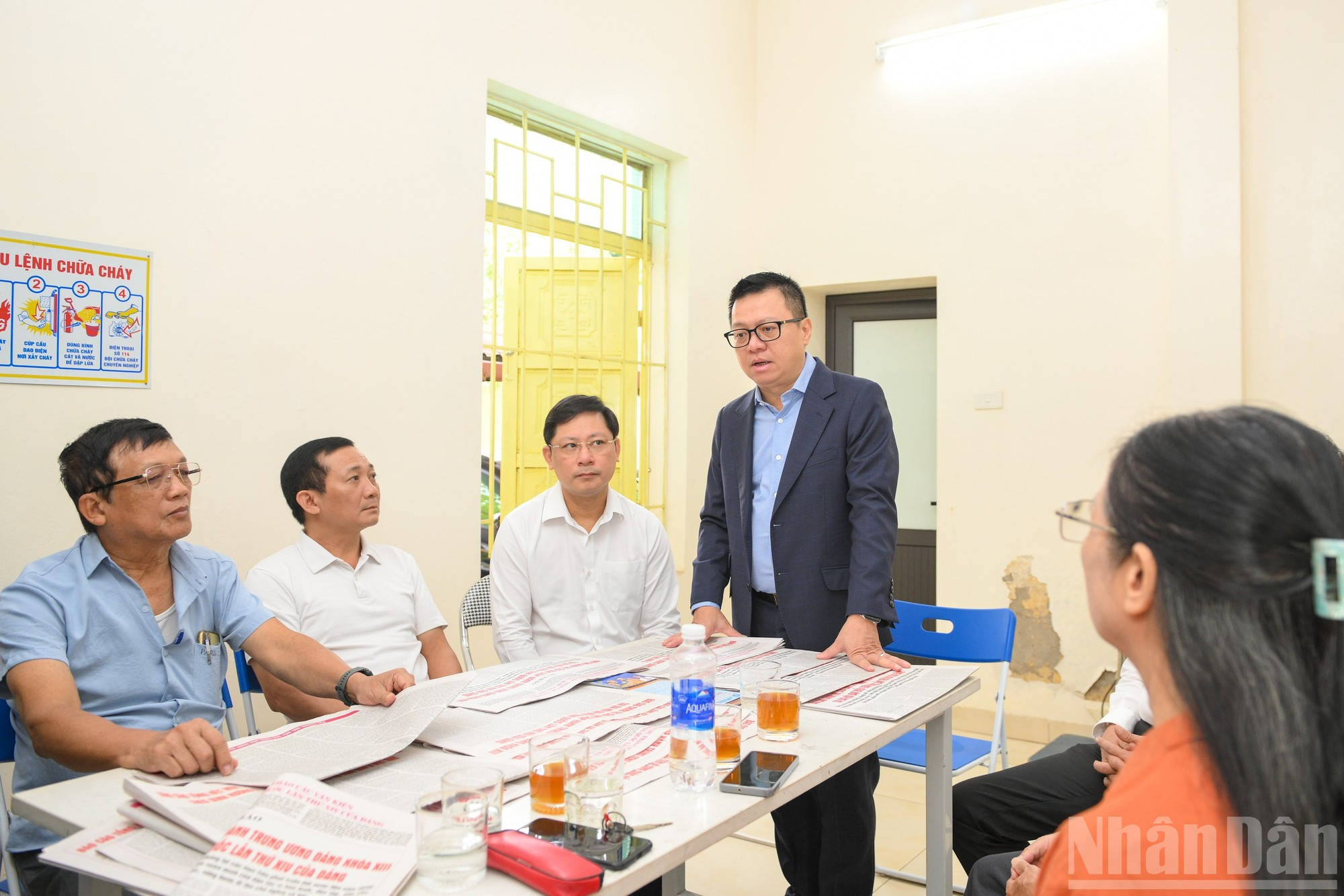 Le camarade Le Quoc Minh, membre du Comité central du Parti, rédacteur en chef du journal Nhan Dan, vice-président de la Commission centrale de la Propagande et de la Mobilisation des masses, président de l’Association des Journalistes du Vietnam, a échangé avec les habitants sur la signification du supplément publiant les projets de documents soumis au XIVᵉ Congrès national du Parti, distribué par Nhan Dan au Bureau de poste culturel communal de Bat Trang (Ha Noi). Le camarade Le Quoc Minh, membre du Comité central du Parti, rédacteur en chef du journal Nhan Dan, vice-président de la Commission centrale de la Propagande et de la Mobilisation des masses, président de l’Association des Journalistes du Vietnam, a échangé avec les habitants sur la signification du supplément publiant les projets de documents soumis au XIVᵉ Congrès national du Parti, distribué par Nhan Dan au Bureau de poste culturel communal de Bat Trang (Ha Noi).