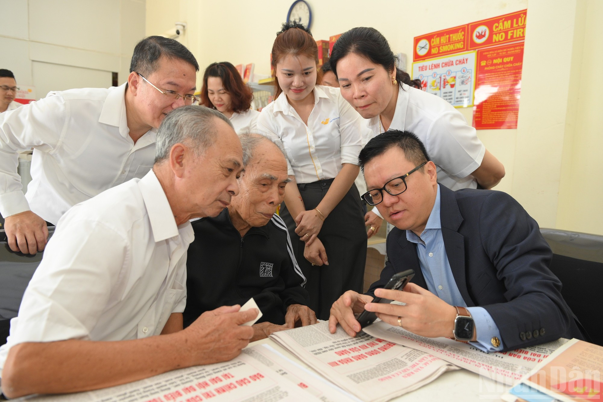 Le rédacteur en chef Le Quoc Minh guide les habitants pour scanner le code QR figurant sur le supplément publiant les projets de documents soumis au XIVᵉ Congrès national du Parti. Le rédacteur en chef Le Quoc Minh guide les habitants pour scanner le code QR figurant sur le supplément publiant les projets de documents soumis au XIVᵉ Congrès national du Parti.