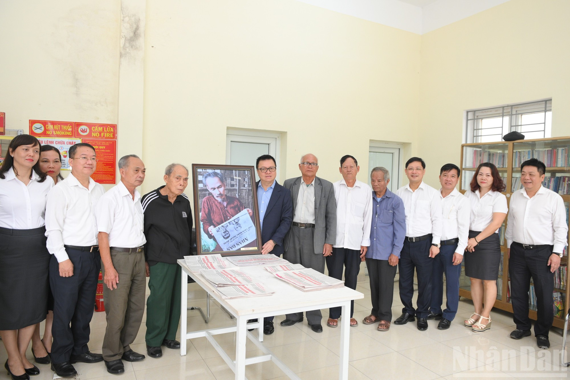 Le rédacteur en chef du journal Nhan Dan, Le Quoc Minh, a offert au Bureau de poste culturel communal de Da Trach – Khoai Chau (province de Hung Yen) un tableau représentant le Président Ho Chi Minh lisant le journal Nhan Dan Le rédacteur en chef du journal Nhan Dan, Le Quoc Minh, a offert au Bureau de poste culturel communal de Da Trach – Khoai Chau (province de Hung Yen) un tableau représentant le Président Ho Chi Minh lisant le journal Nhan Dan