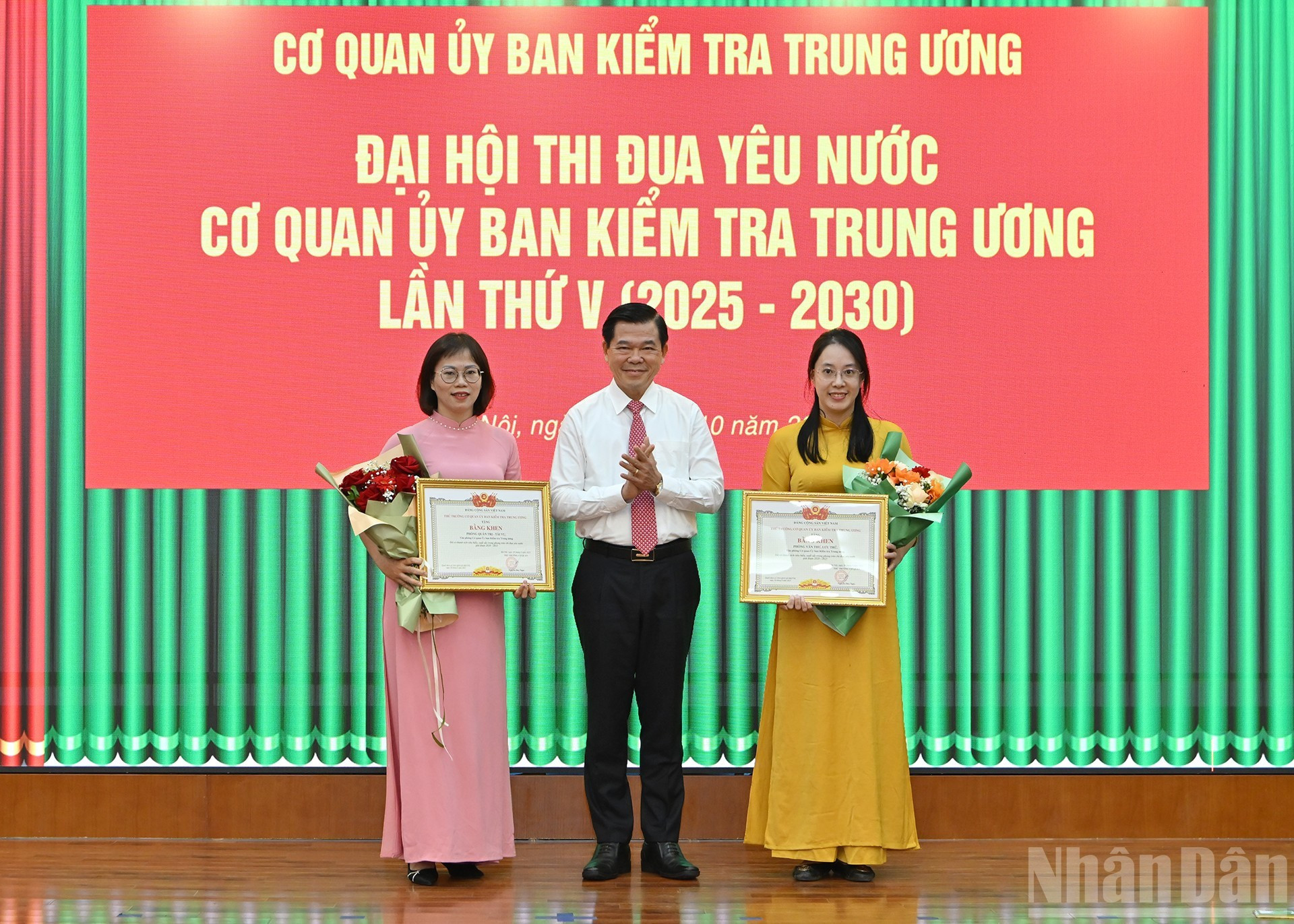 Nguyen Hong Linh, membre du Comité central du Parti et vice-président de la Commission centrale de contrôle du Parti, a remis le certificat de mérite du président de la Commission à des collectifs. Nguyen Hong Linh, membre du Comité central du Parti et vice-président de la Commission centrale de contrôle du Parti, a remis le certificat de mérite du président de la Commission à des collectifs.