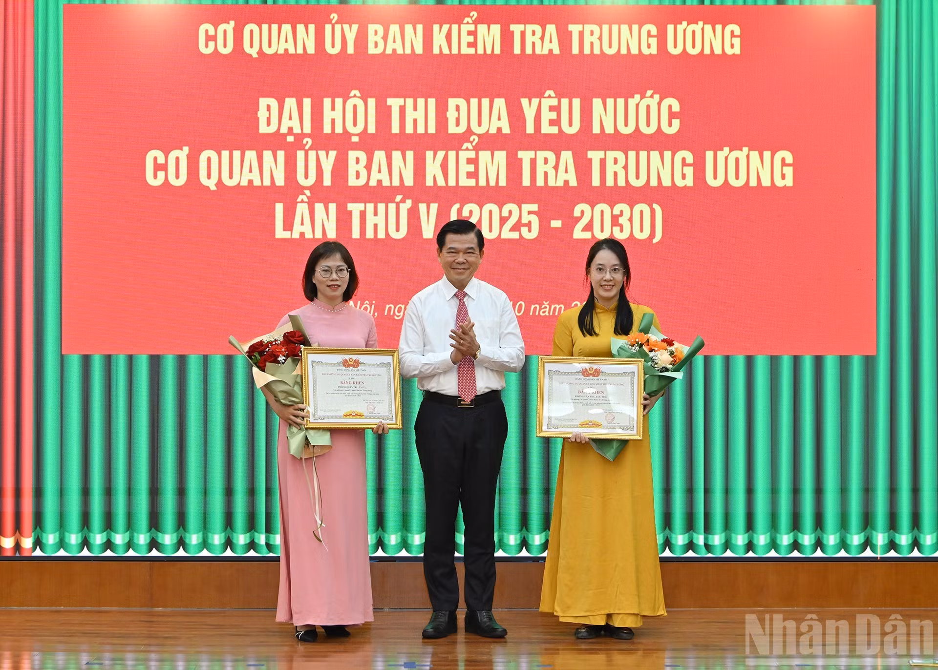 Nguyen Hong Linh, membre du Comité central du Parti et vice-président de la Commission centrale de contrôle du Parti, a remis le certificat de mérite du président de la Commission à des collectifs.