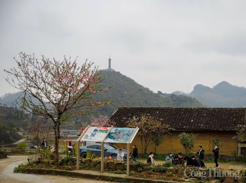 La première impression en se promenant dans le hameau de Lo Lo Chai est celle des maisons en pisé (trinh tuong), solides et ancestrales.
