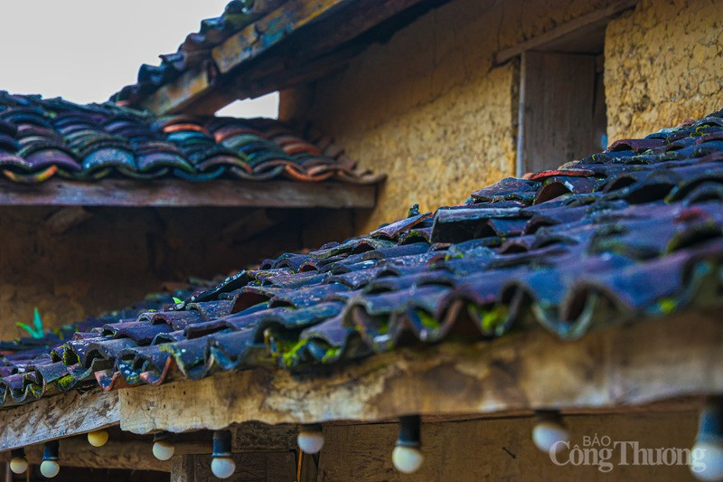 La couleur de la pierre et de la maison se mêle aux couleurs fraîches et vives des brocarts, des fleurs de pêcher, de prunier et de moutarde, créant une image magnifique qui laisse les gens rêveurs dans ce pays de contes. La couleur de la pierre et de la maison se mêle aux couleurs fraîches et vives des brocarts, des fleurs de pêcher, de prunier et de moutarde, créant une image magnifique qui laisse les gens rêveurs dans ce pays de contes.