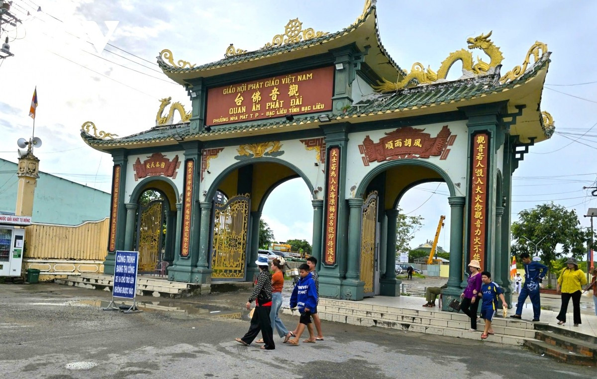 De plus, Bac Lieu possède un réseau de monuments historiques et de sites religieux – spirituels d’une grande valeur, exerçant une forte attractivité dans la région et dans tout le pays, tels que le Quan Am Phat Dai, la pagode Hung Thien et la pagode Xiem Can. De plus, Bac Lieu possède un réseau de monuments historiques et de sites religieux – spirituels d’une grande valeur, exerçant une forte attractivité dans la région et dans tout le pays, tels que le Quan Am Phat Dai, la pagode Hung Thien et la pagode Xiem Can.